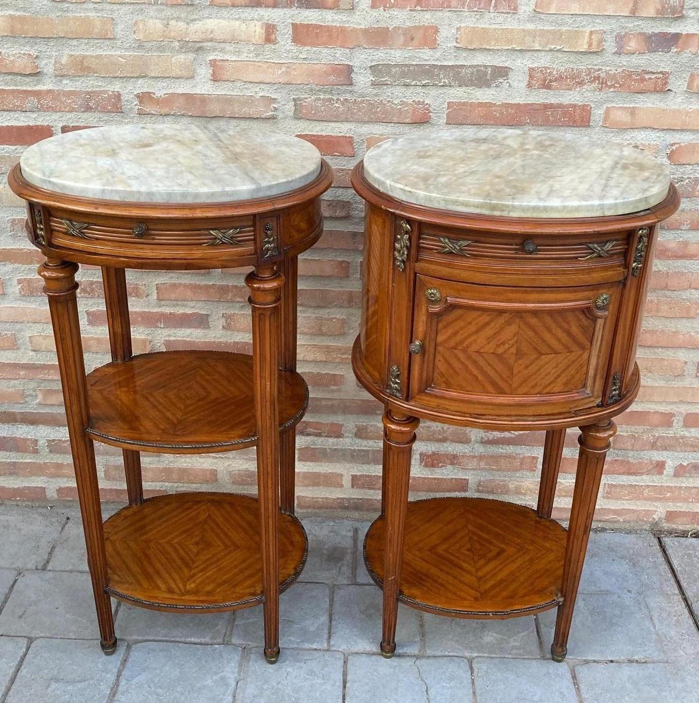 Pair of vintage French Louis XV style oval marble-top Bronze mounts nightstands. Item features oval marble top, beautiful wood grain, finished back, 1 dovetailed drawer, cabriole legs, great style and form, circa early to mid-20th century.