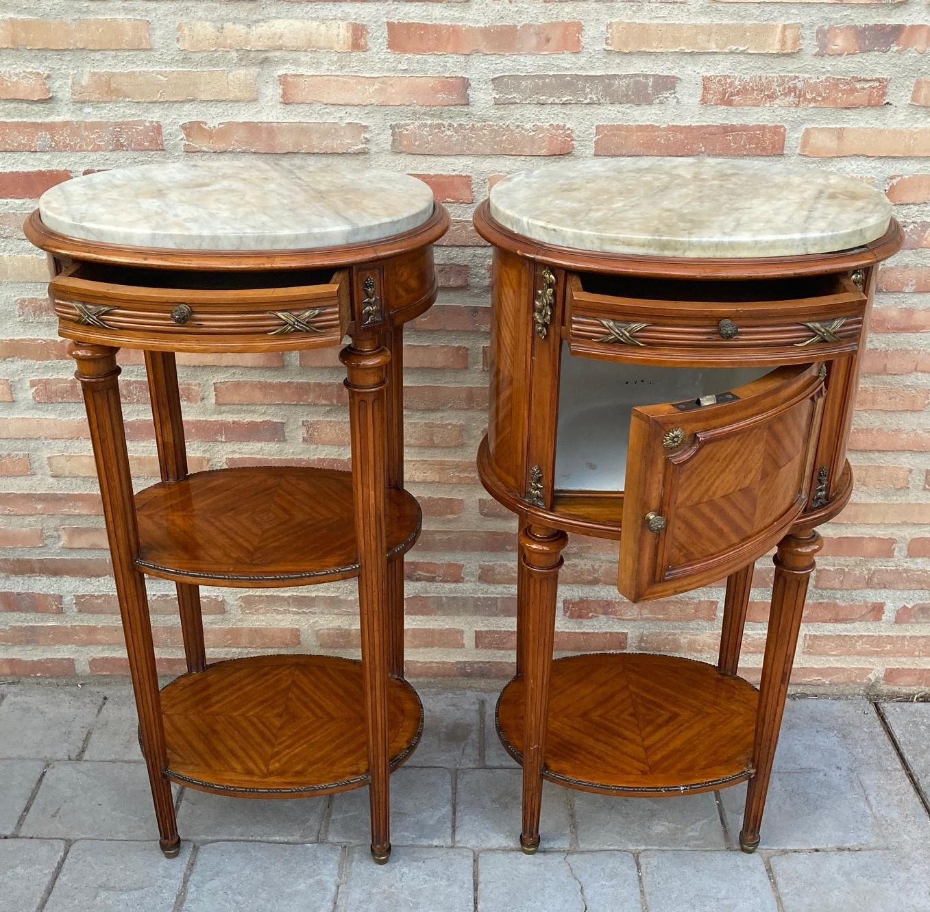 Pair of Louis XV Style Oval Marble-Top Bronze Mounts Nightstands End Table In Good Condition In Miami, FL
