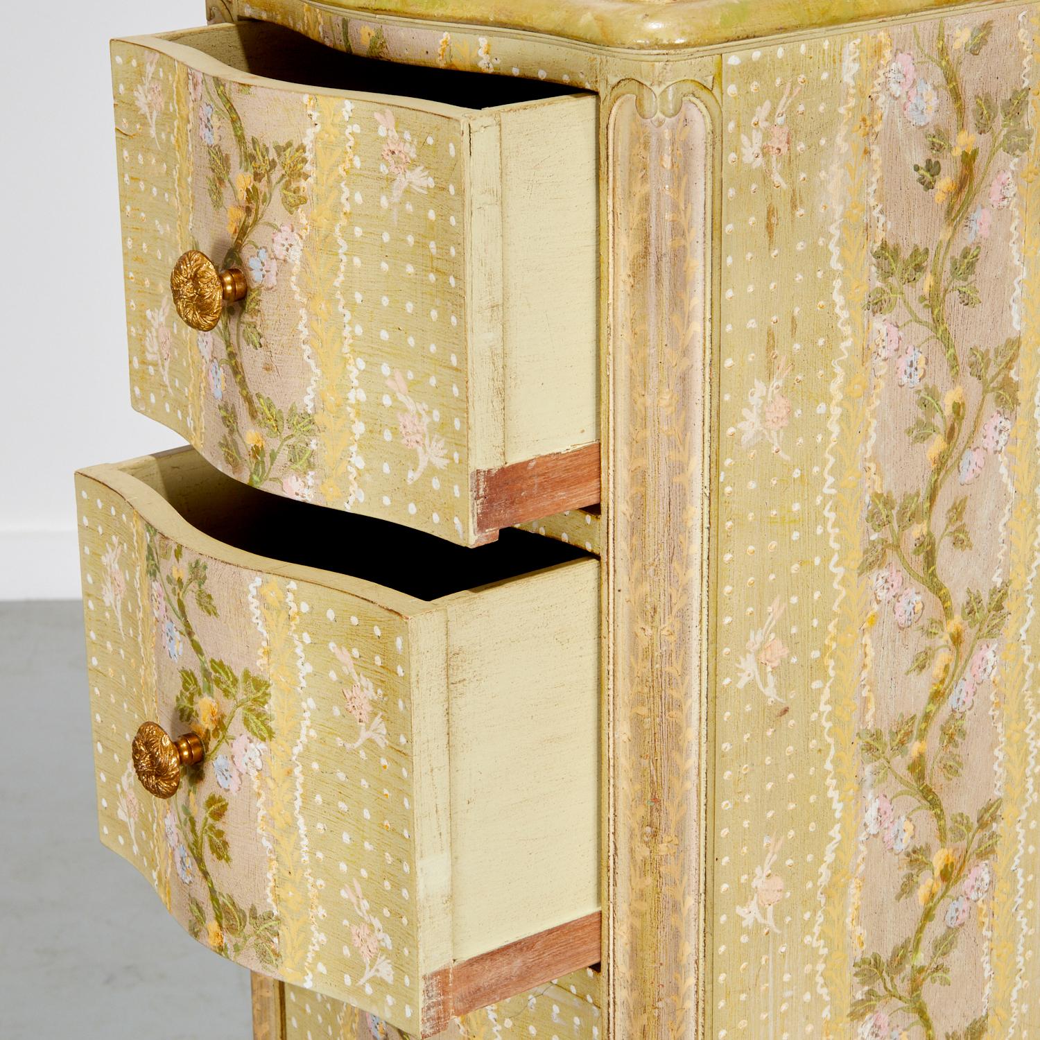 italien Paire de lingeries à décor peint de style Louis XV - Collection Iris Apfel en vente