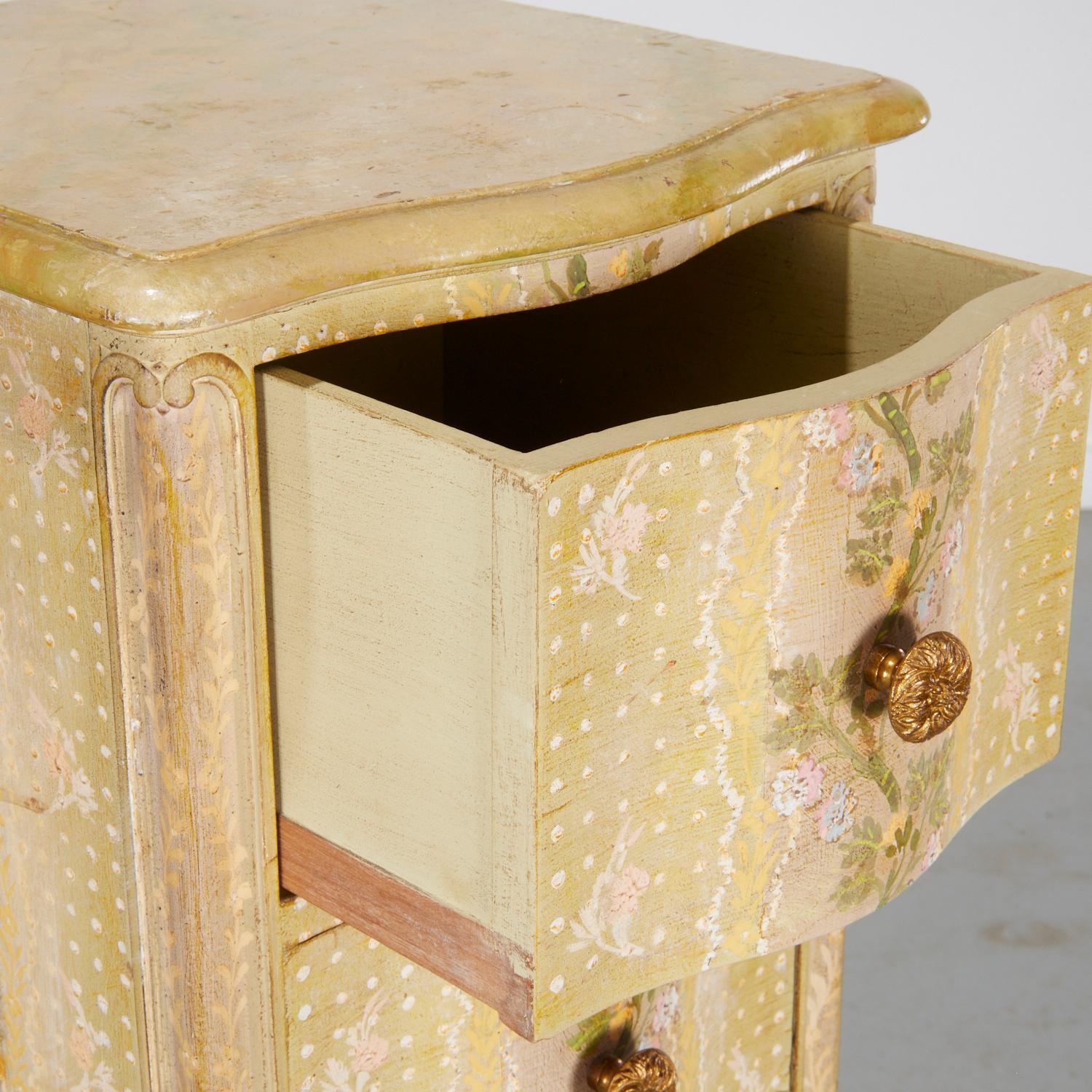 Peint à la main Paire de lingeries à décor peint de style Louis XV - Collection Iris Apfel en vente