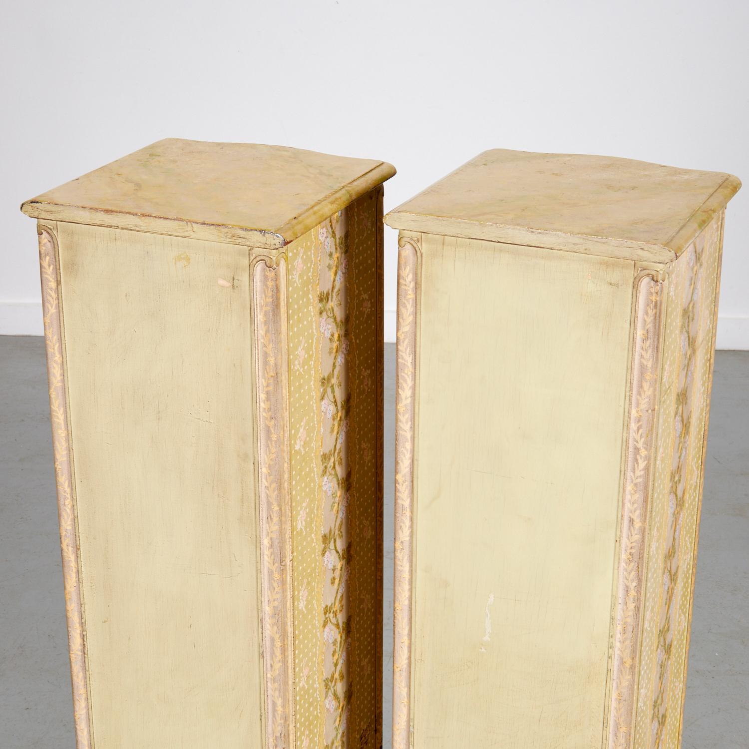 Métal Paire de lingeries à décor peint de style Louis XV - Collection Iris Apfel en vente