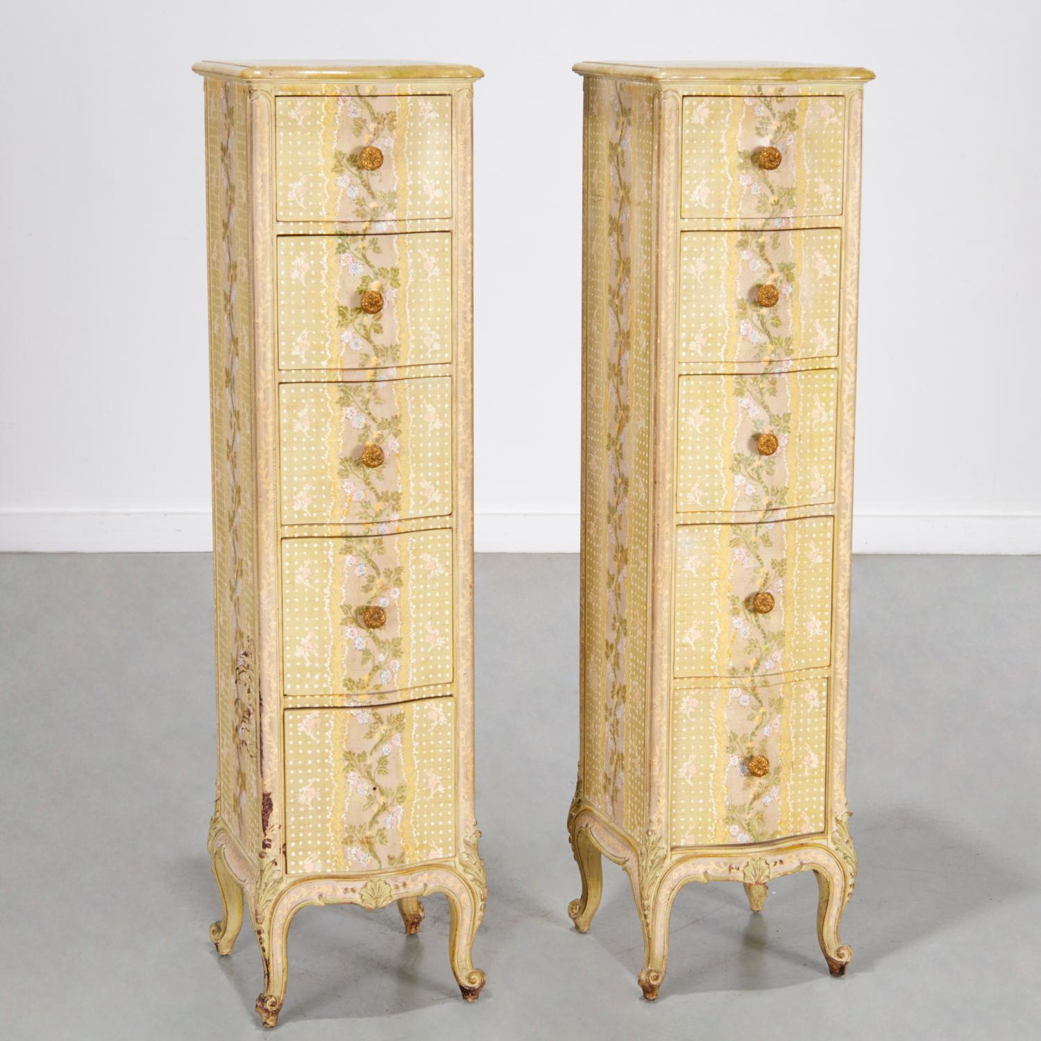 Paire de lingeries à décor peint de style Louis XV - Collection Iris Apfel en vente 1