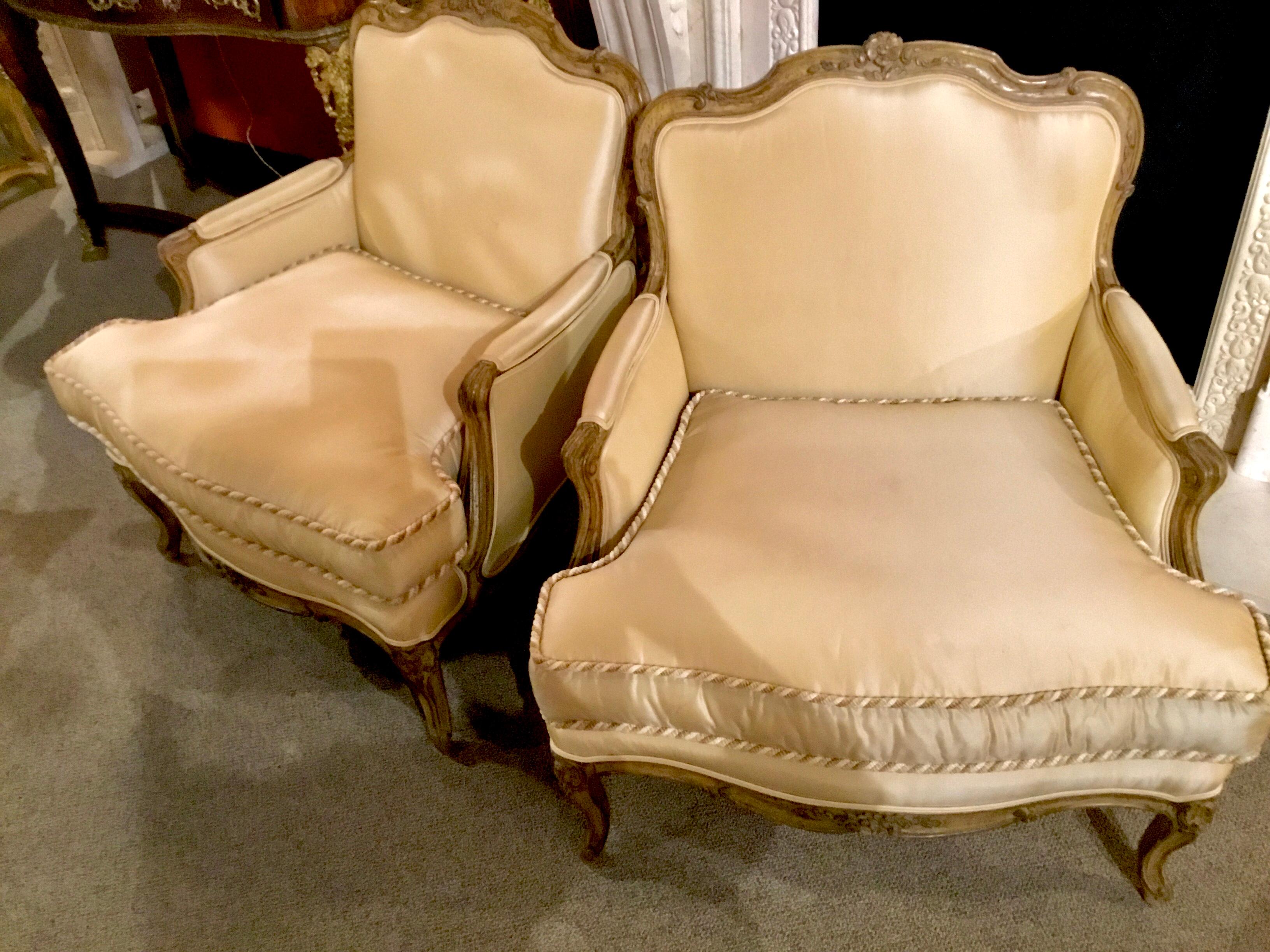 Pair of Louis XV-Style Painted and Carved Bergere Chairs, 20th Century For Sale 4