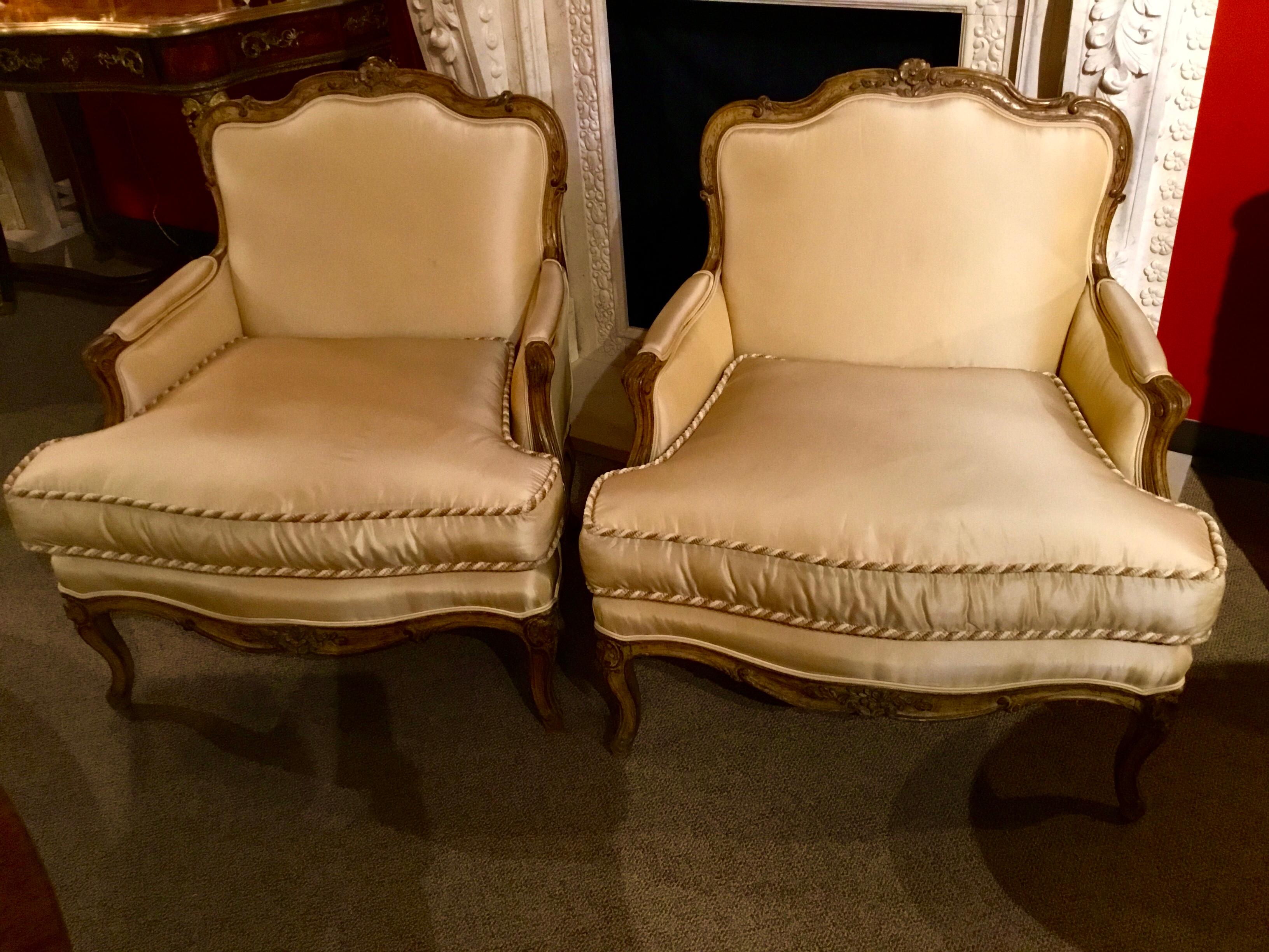 French Pair of Louis XV-Style Painted and Carved Bergere Chairs, 20th Century For Sale