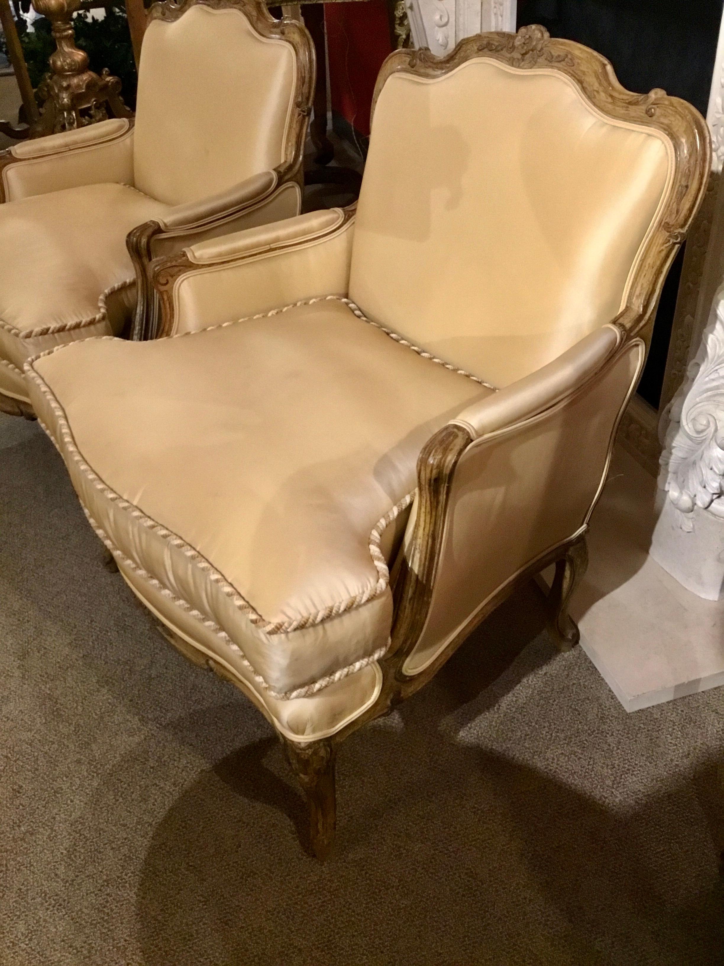 Hand-Painted Pair of Louis XV-Style Painted and Carved Bergere Chairs, 20th Century For Sale