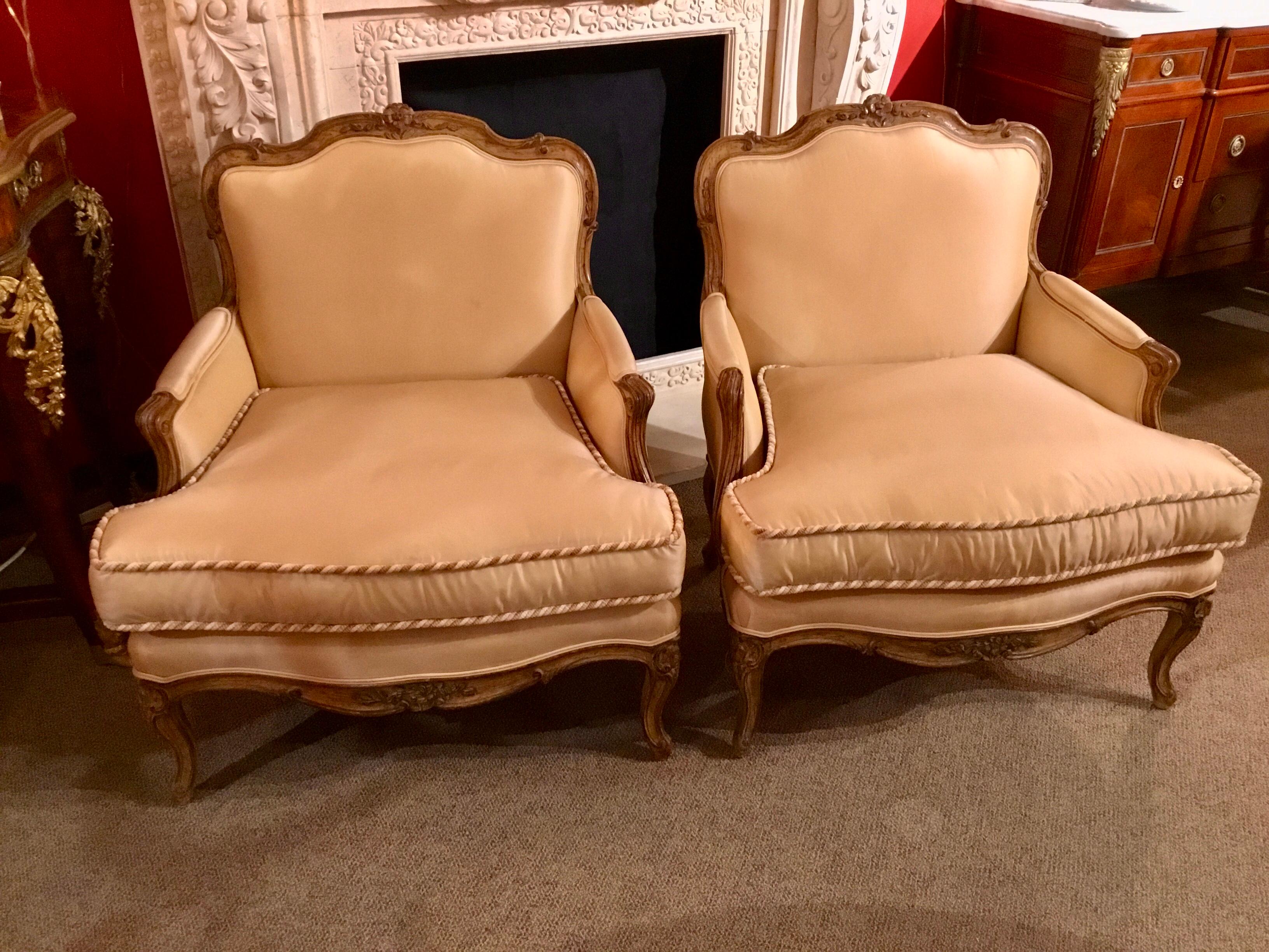 Pair of Louis XV-Style Painted and Carved Bergere Chairs, 20th Century In Good Condition For Sale In Houston, TX