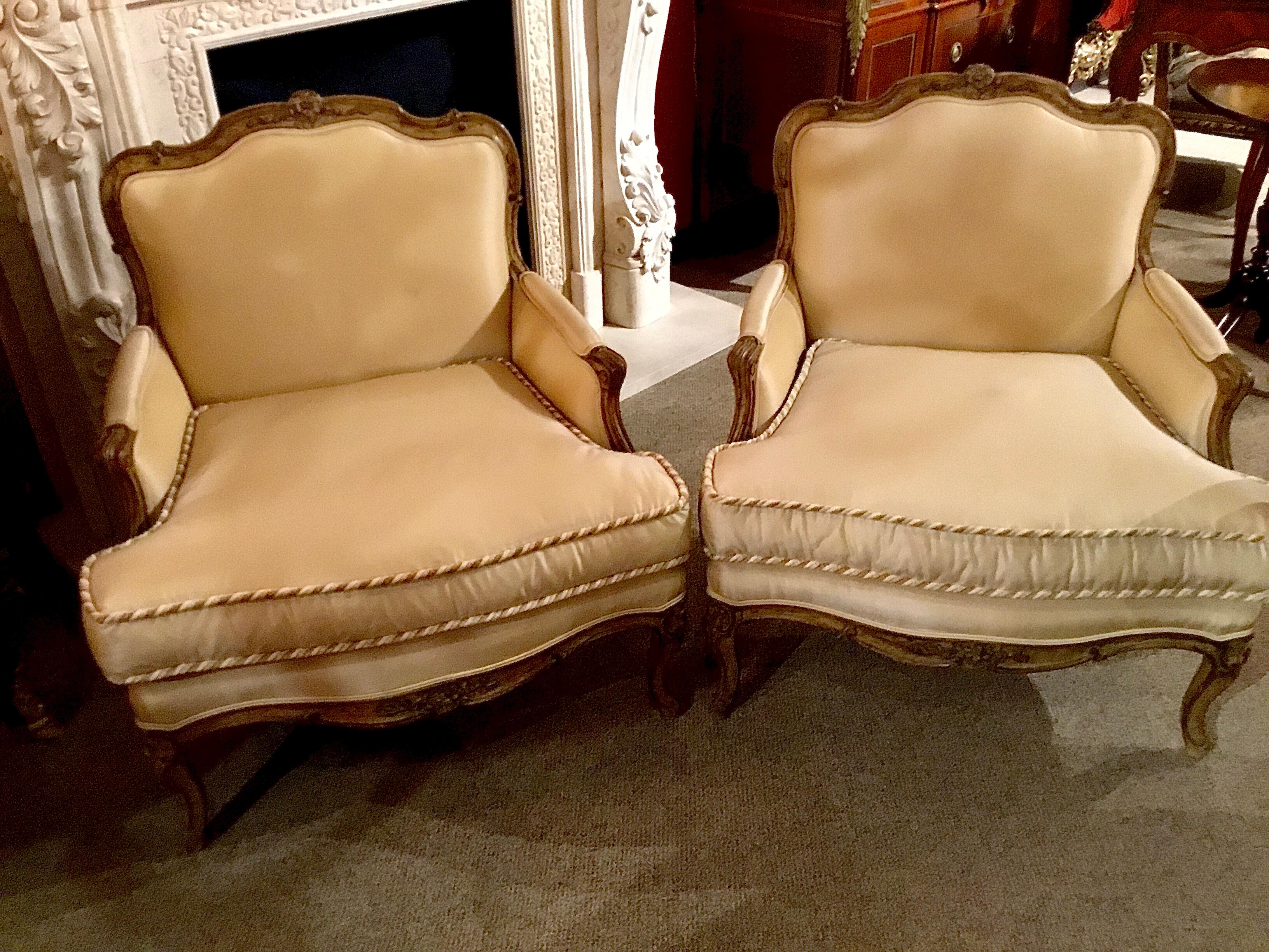 Pair of Louis XV-Style Painted and Carved Bergere Chairs, 20th Century For Sale 1