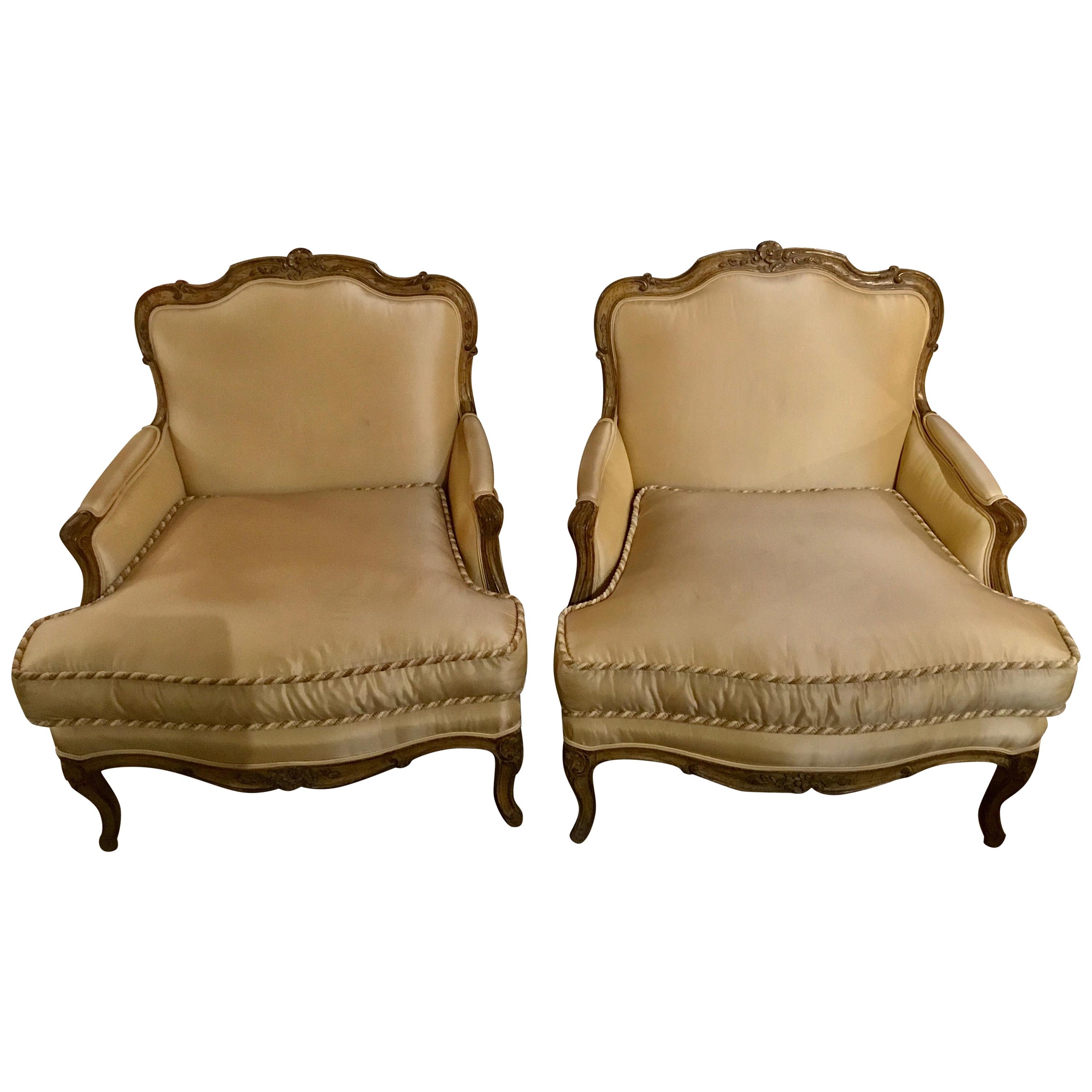 Paar bemalte und geschnitzte Bergere-Stühle im Louis XV-Stil, 20. Jahrhundert