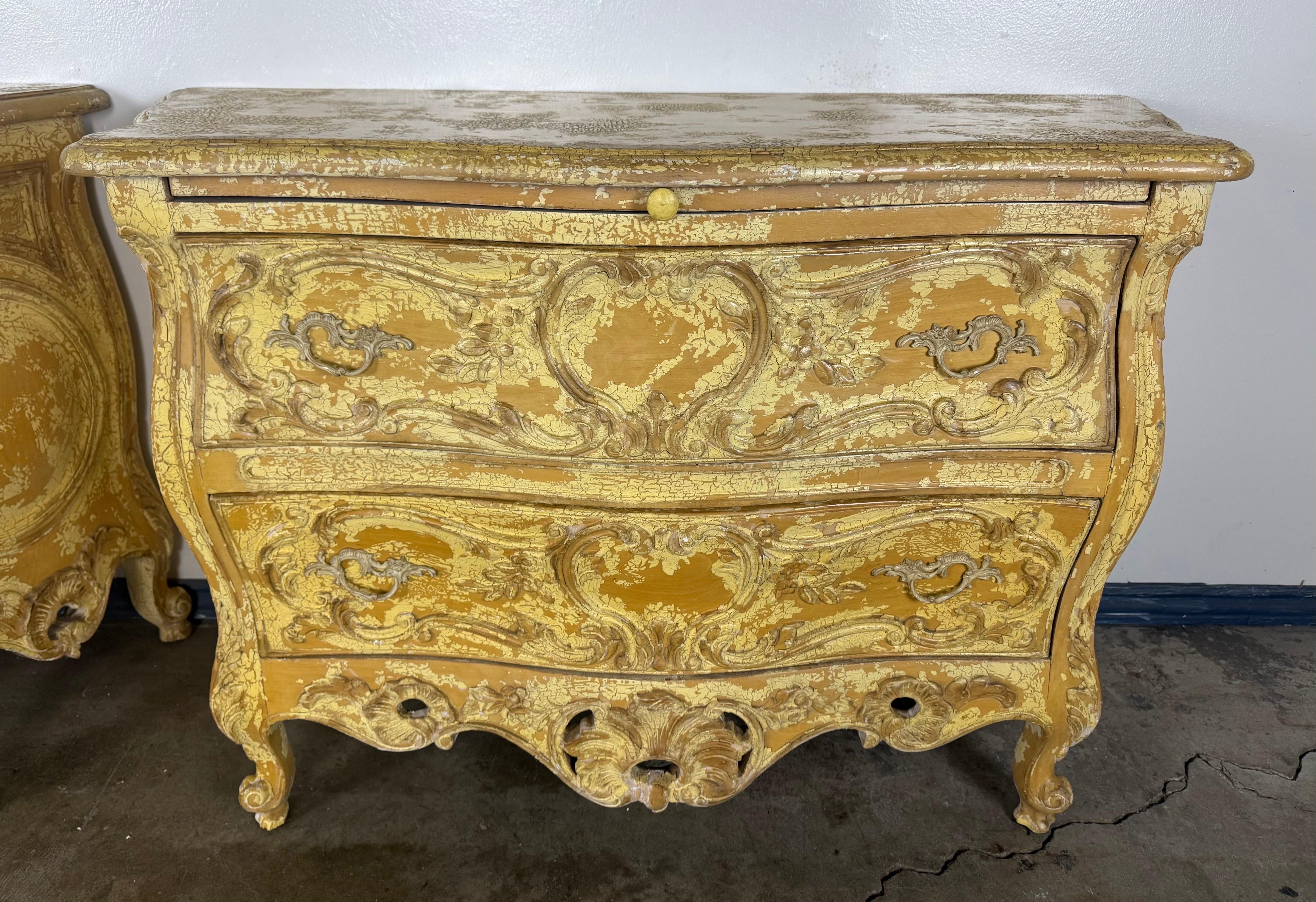 Pair of Louis XV–Style Painted Bombe Commodes with Carved Rococo Ornament In Distressed Condition For Sale In Los Angeles, CA