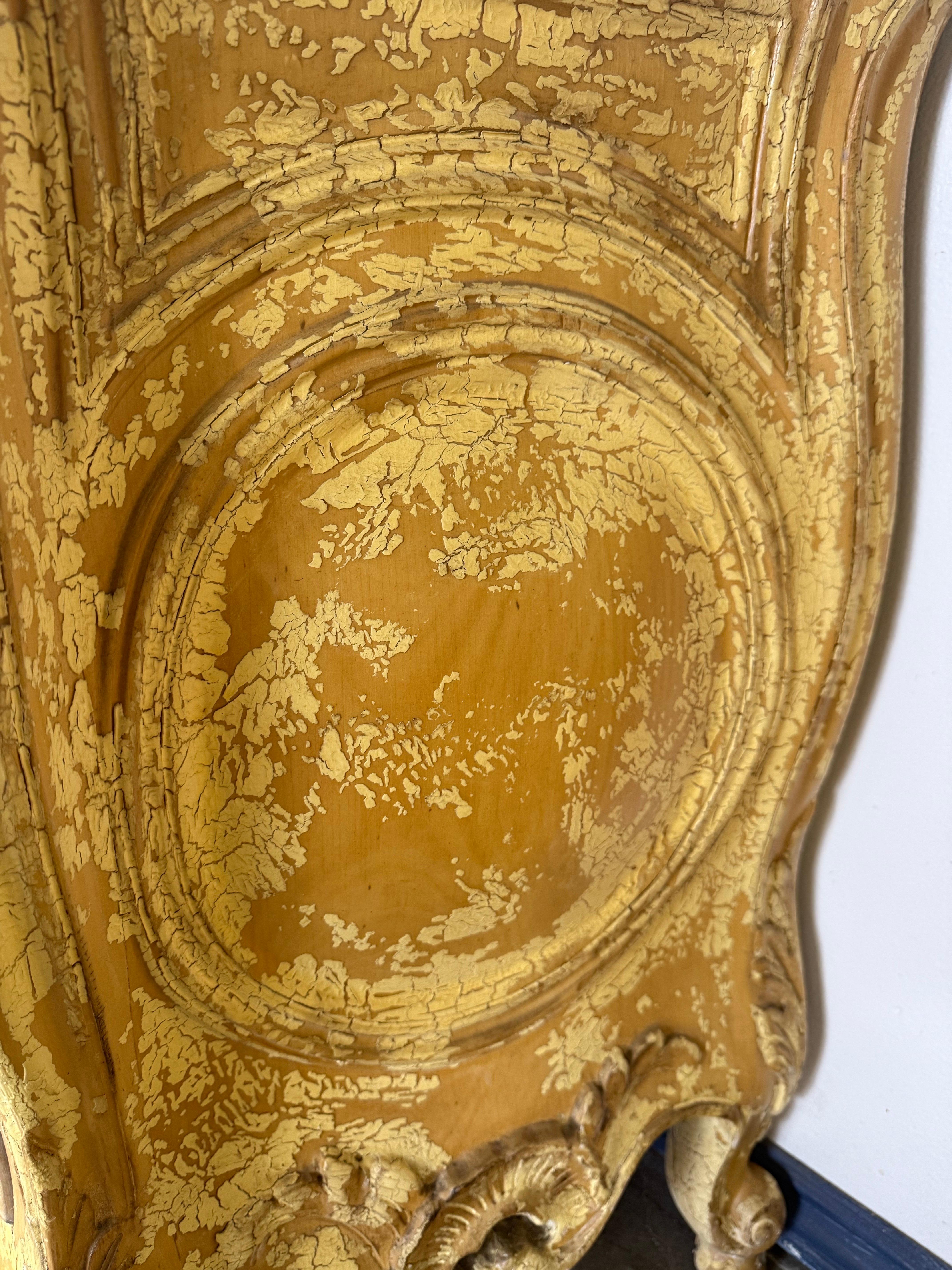 Pair of Louis XV–Style Painted Bombe Commodes with Carved Rococo Ornament For Sale 1