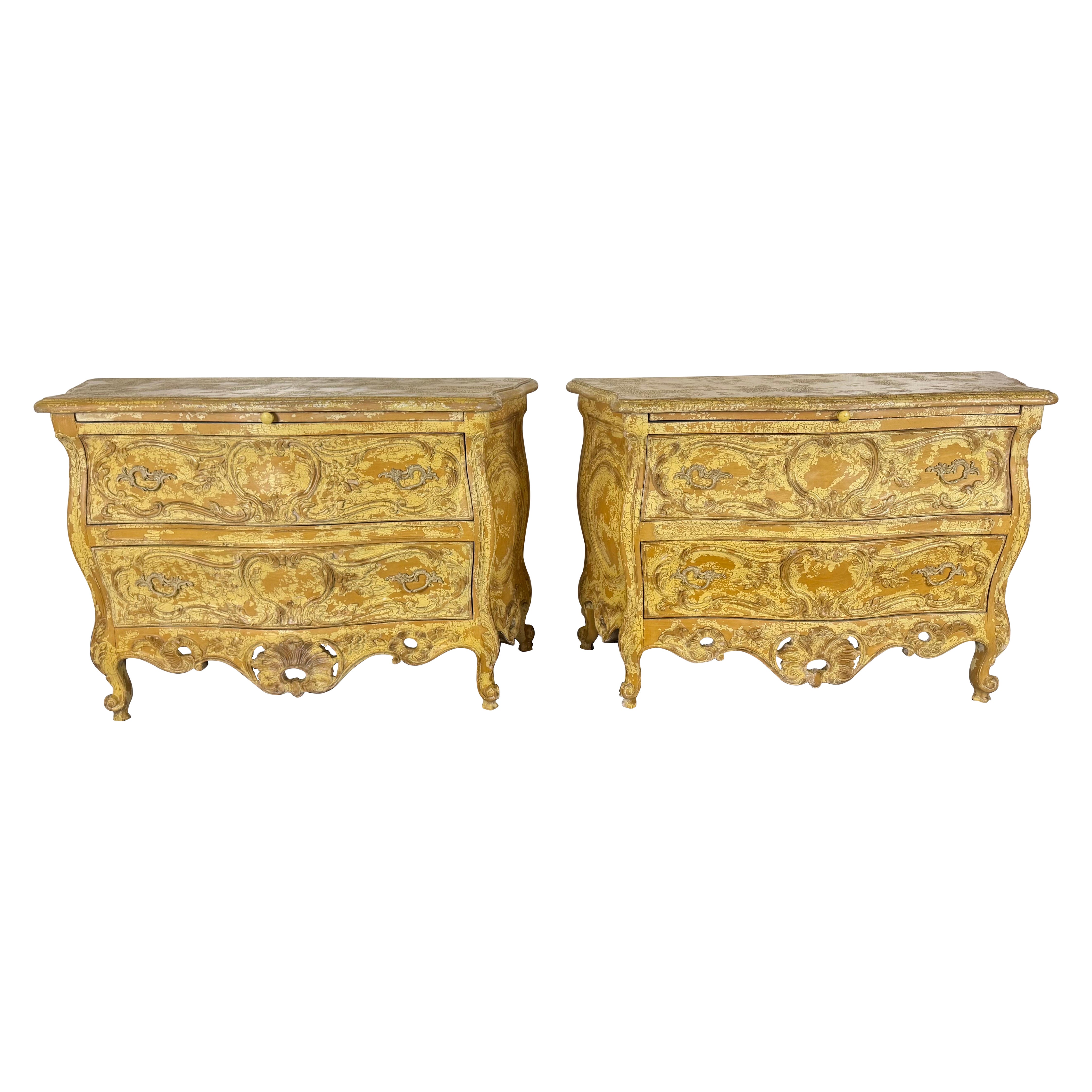 Coppia di commodes a bombe dipinte in stile Luigi XV con ornamenti rococò intagliati