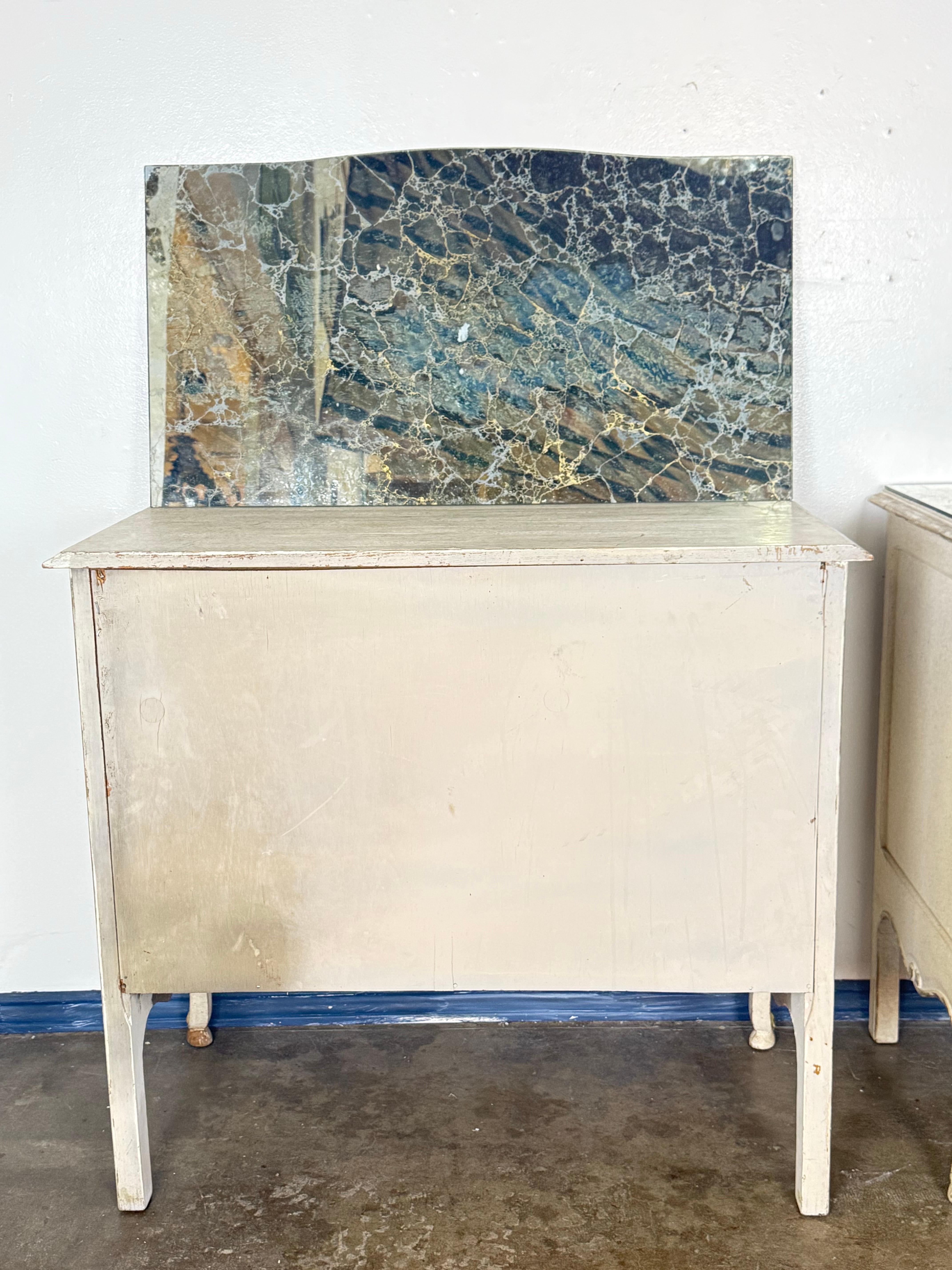 Coppia di cassapanche dipinte in stile Luigi XV con piani a specchio marmorizzati e volpati anticati in vendita 4