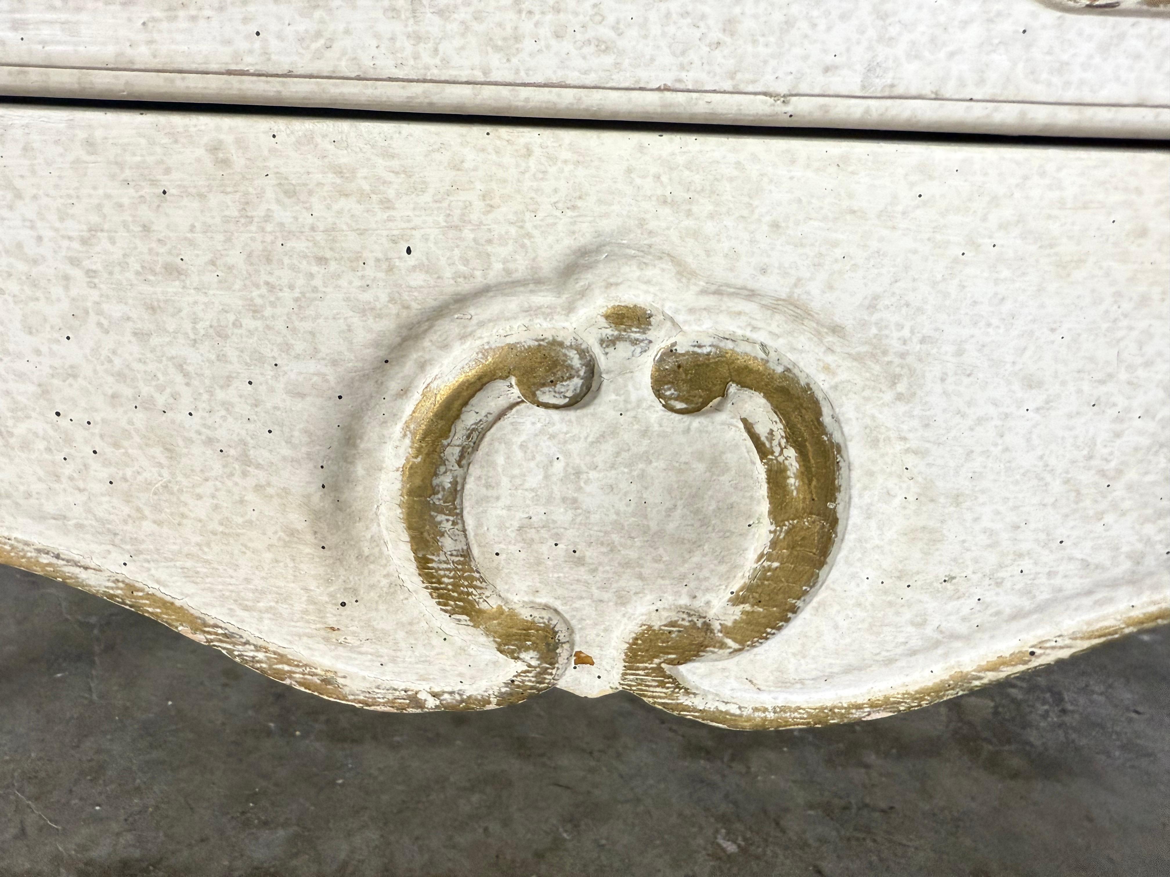 Coppia di cassapanche dipinte in stile Luigi XV con piani a specchio marmorizzati e volpati anticati in vendita 5