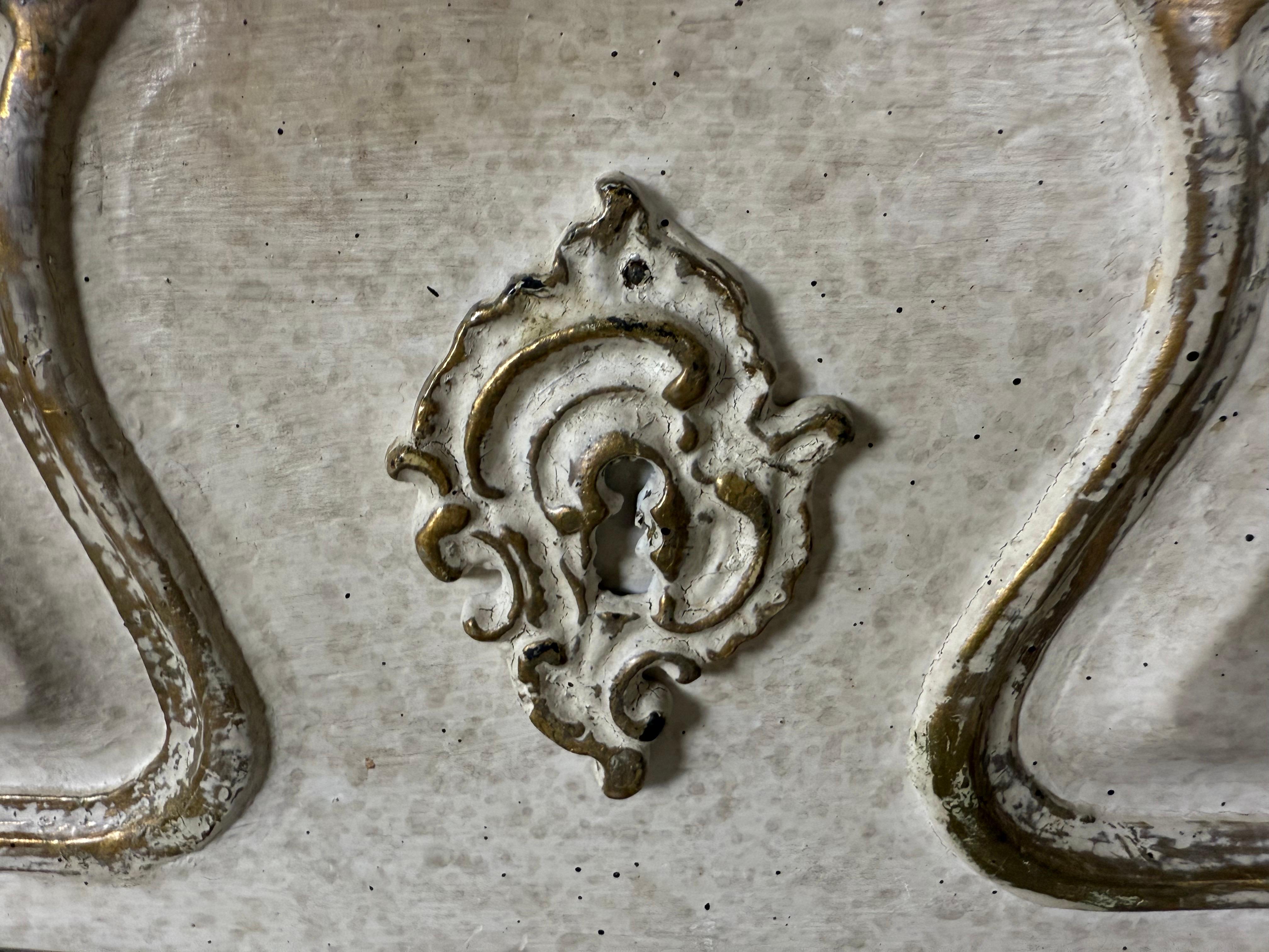 Coppia di cassapanche dipinte in stile Luigi XV con piani a specchio marmorizzati e volpati anticati in vendita 6