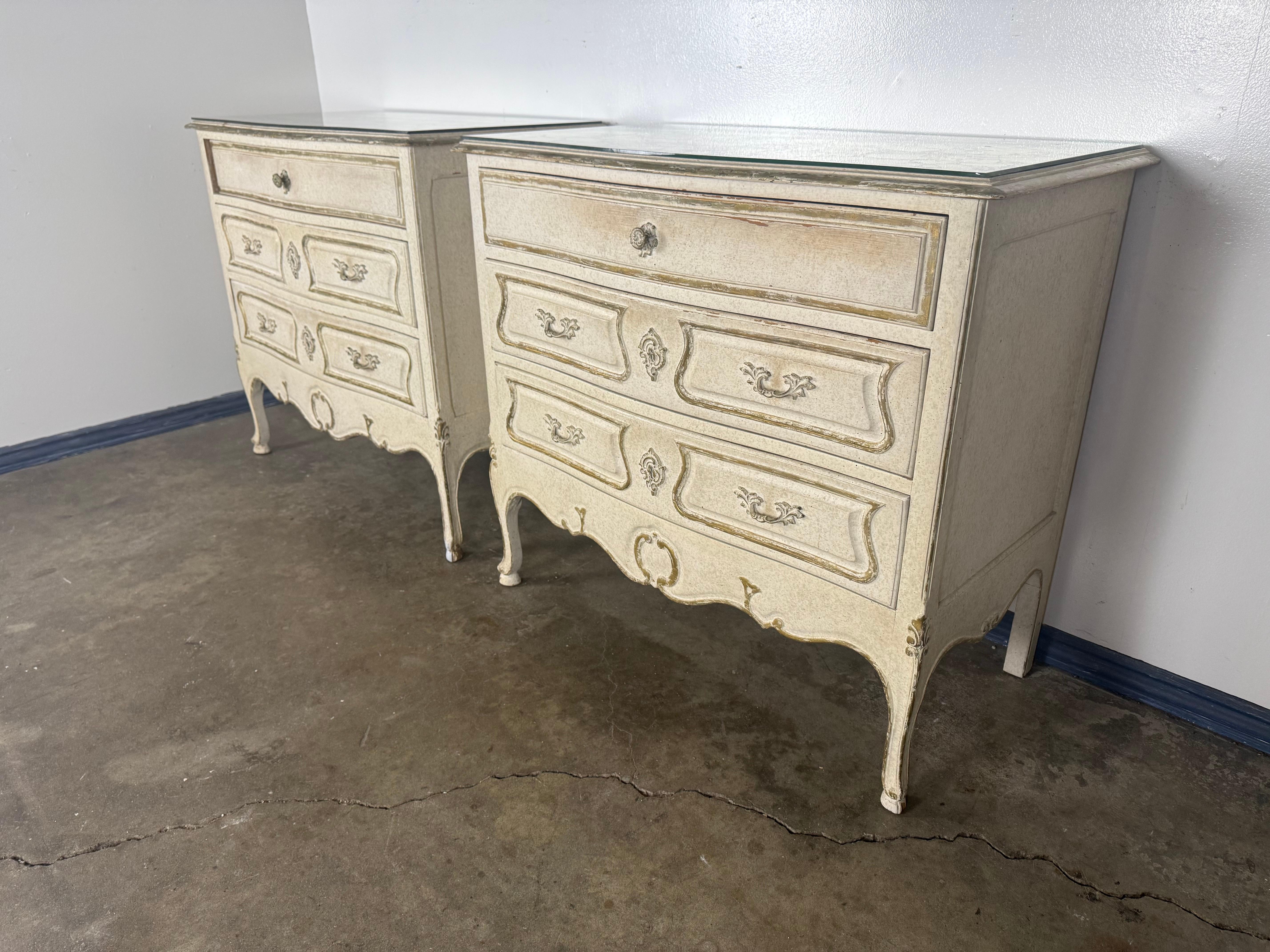 Coppia di cassapanche dipinte in stile Luigi XV con piani a specchio marmorizzati e volpati anticati in vendita 8