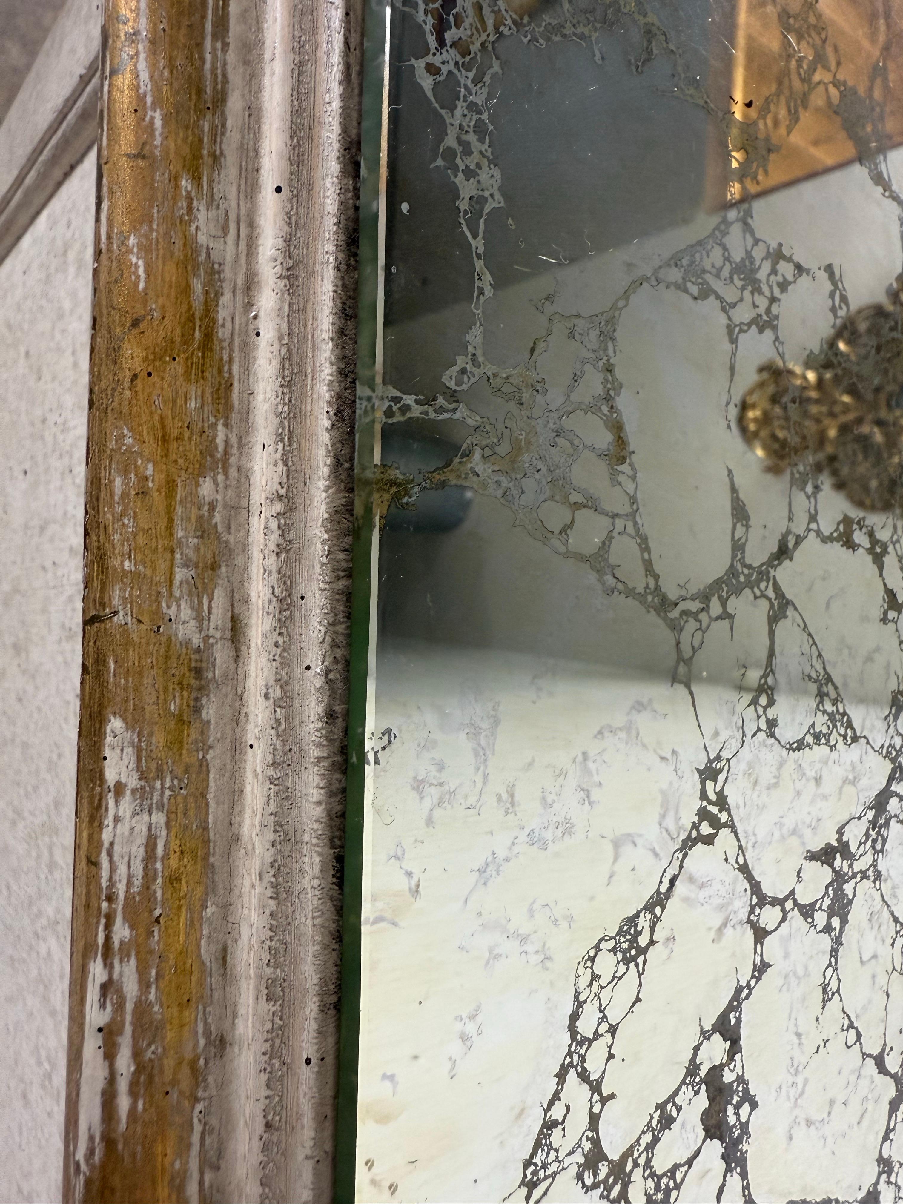 Coppia di cassapanche dipinte in stile Luigi XV con piani a specchio marmorizzati e volpati anticati in vendita 10