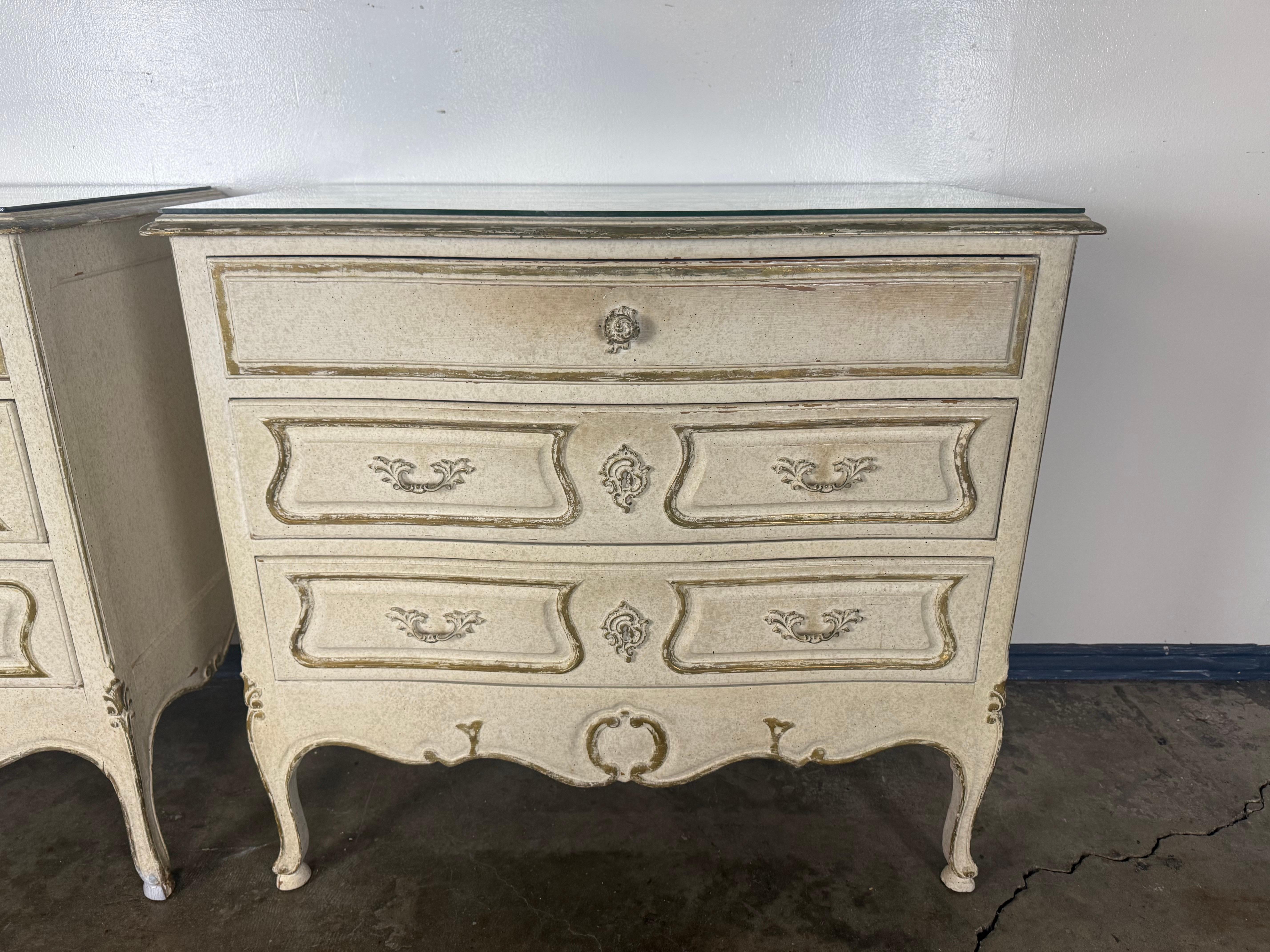 Francese Coppia di cassapanche dipinte in stile Luigi XV con piani a specchio marmorizzati e volpati anticati in vendita