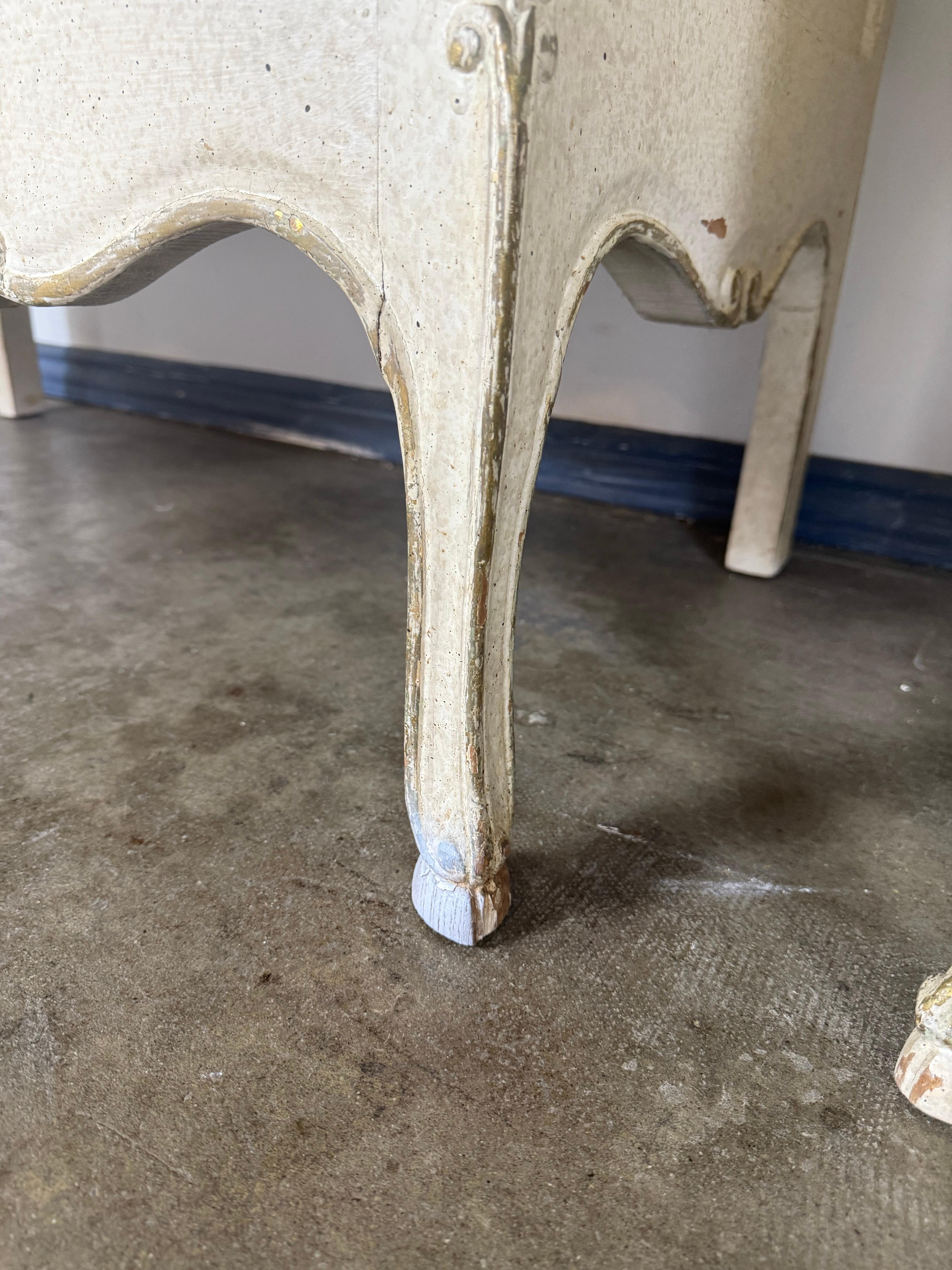 XX secolo Coppia di cassapanche dipinte in stile Luigi XV con piani a specchio marmorizzati e volpati anticati in vendita