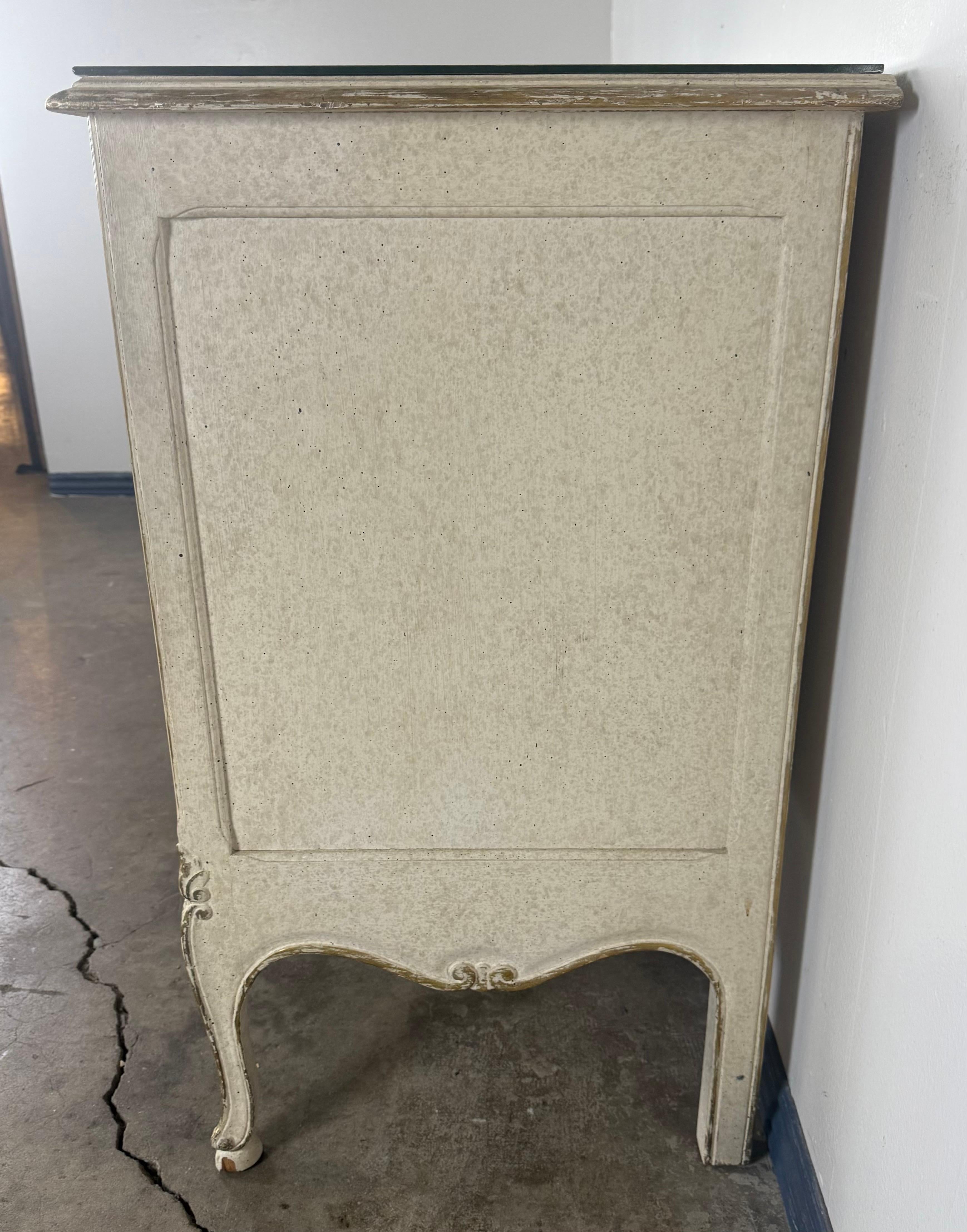 Specchio Coppia di cassapanche dipinte in stile Luigi XV con piani a specchio marmorizzati e volpati anticati in vendita