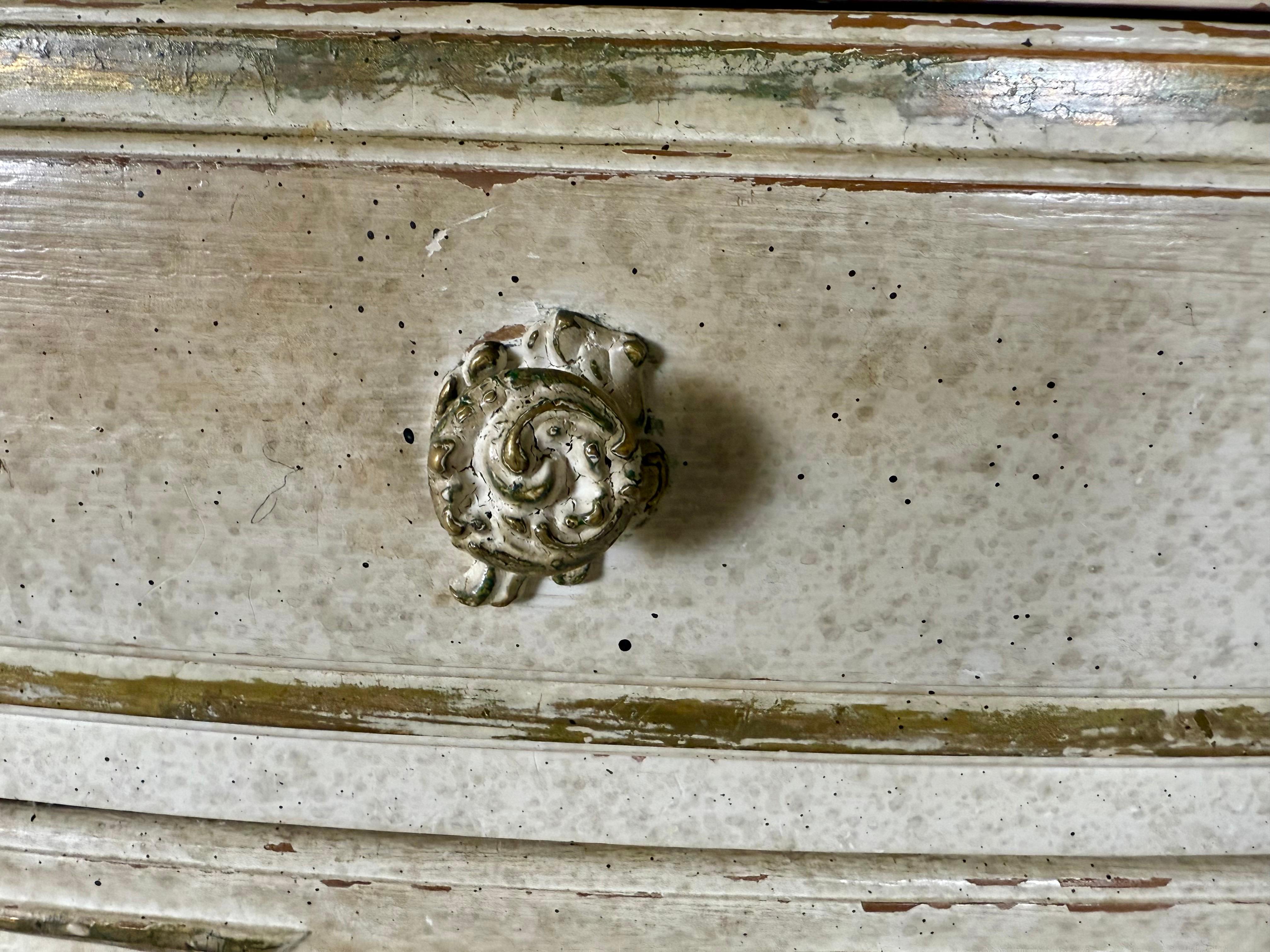 Coppia di cassapanche dipinte in stile Luigi XV con piani a specchio marmorizzati e volpati anticati in vendita 1