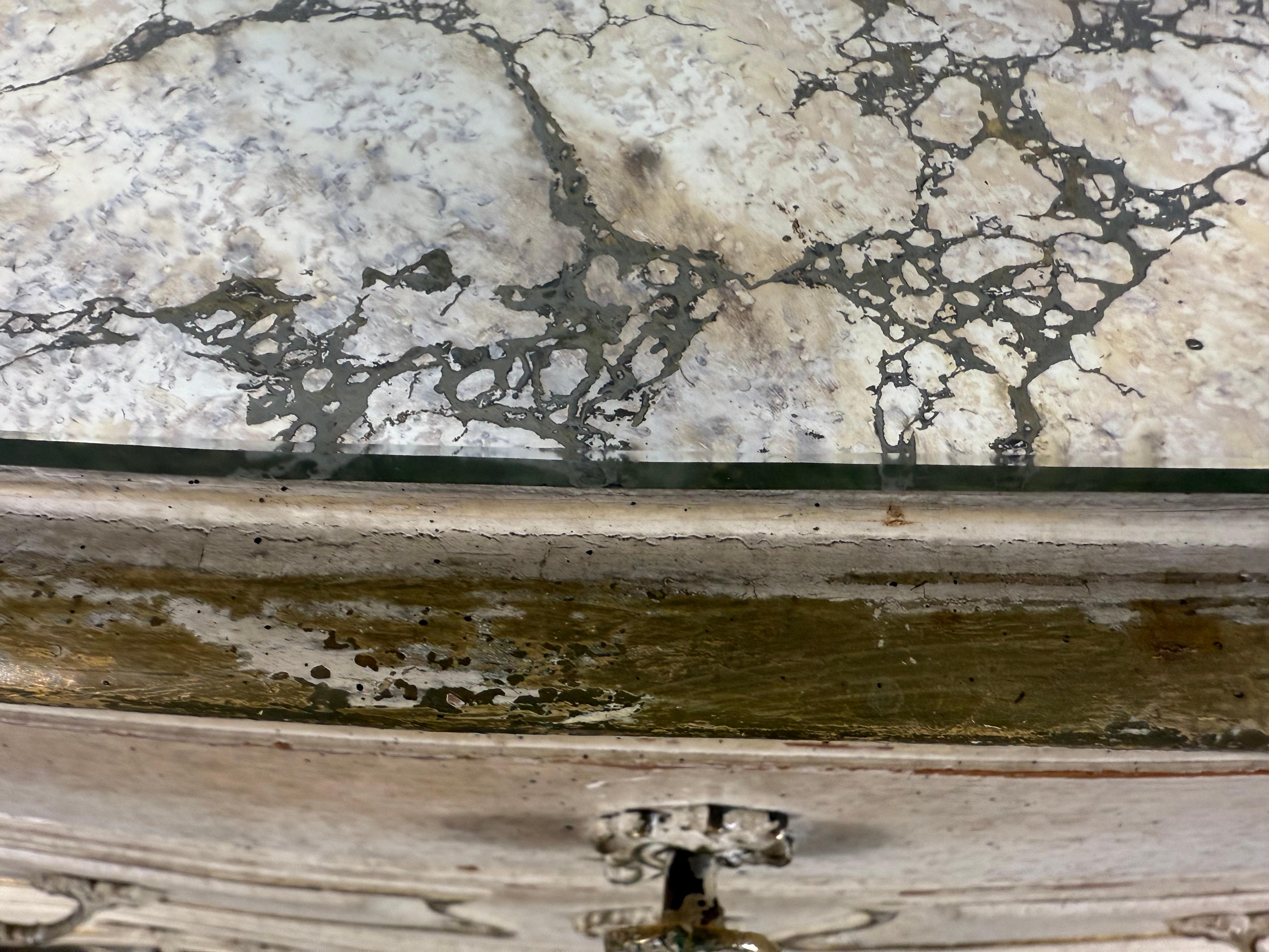 Coppia di cassapanche dipinte in stile Luigi XV con piani a specchio marmorizzati e volpati anticati in vendita 2