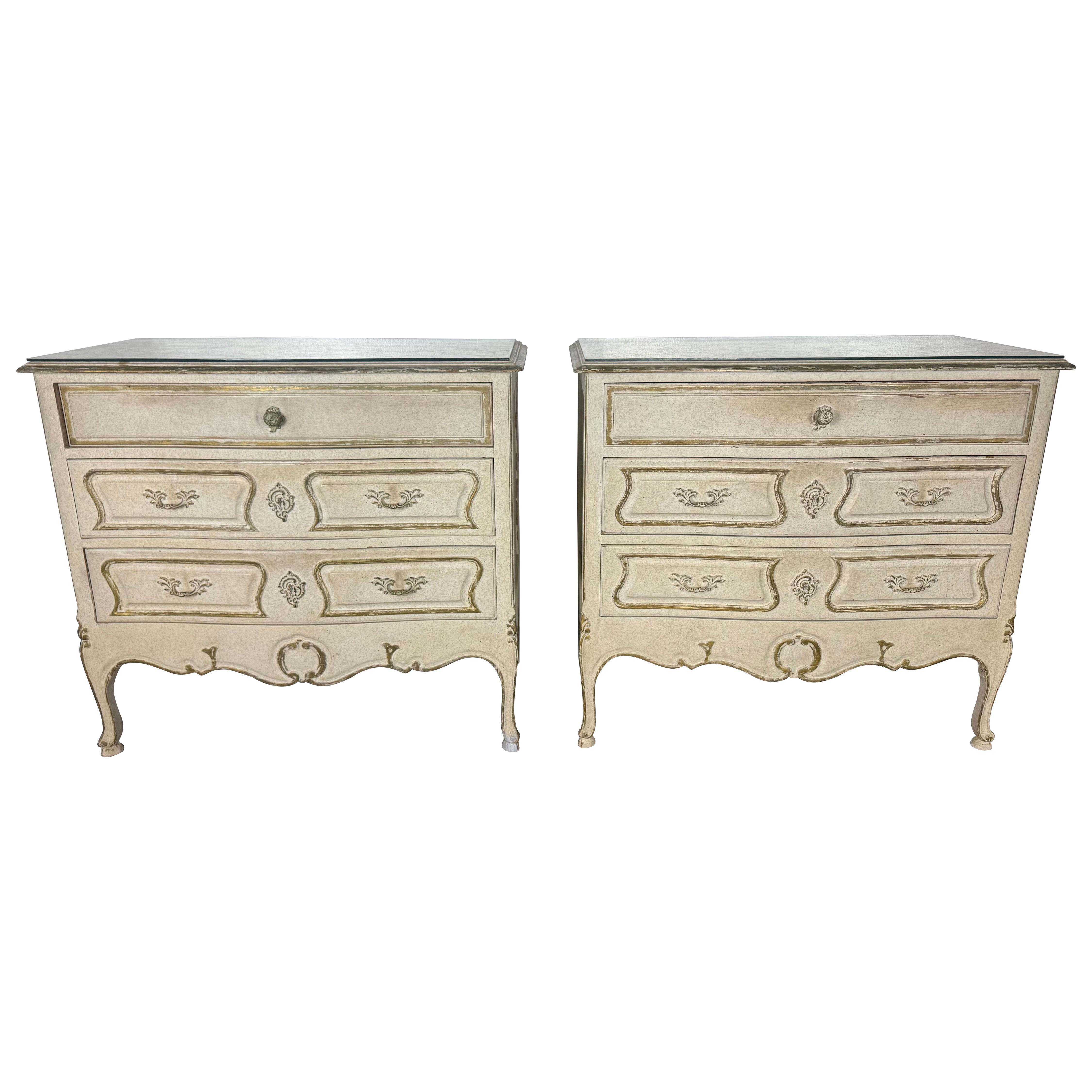 Coppia di cassapanche dipinte in stile Luigi XV con piani a specchio marmorizzati e volpati anticati