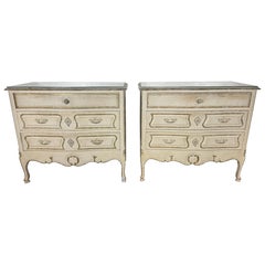 Paire de coffres peints de style Louis XV avec dessus de miroirs marbrés et renardés à l'ancienne