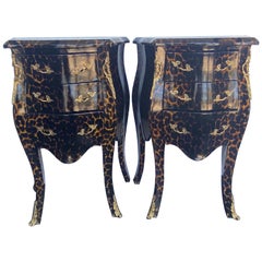 Paire de petites tables de nuit de style Louis XV