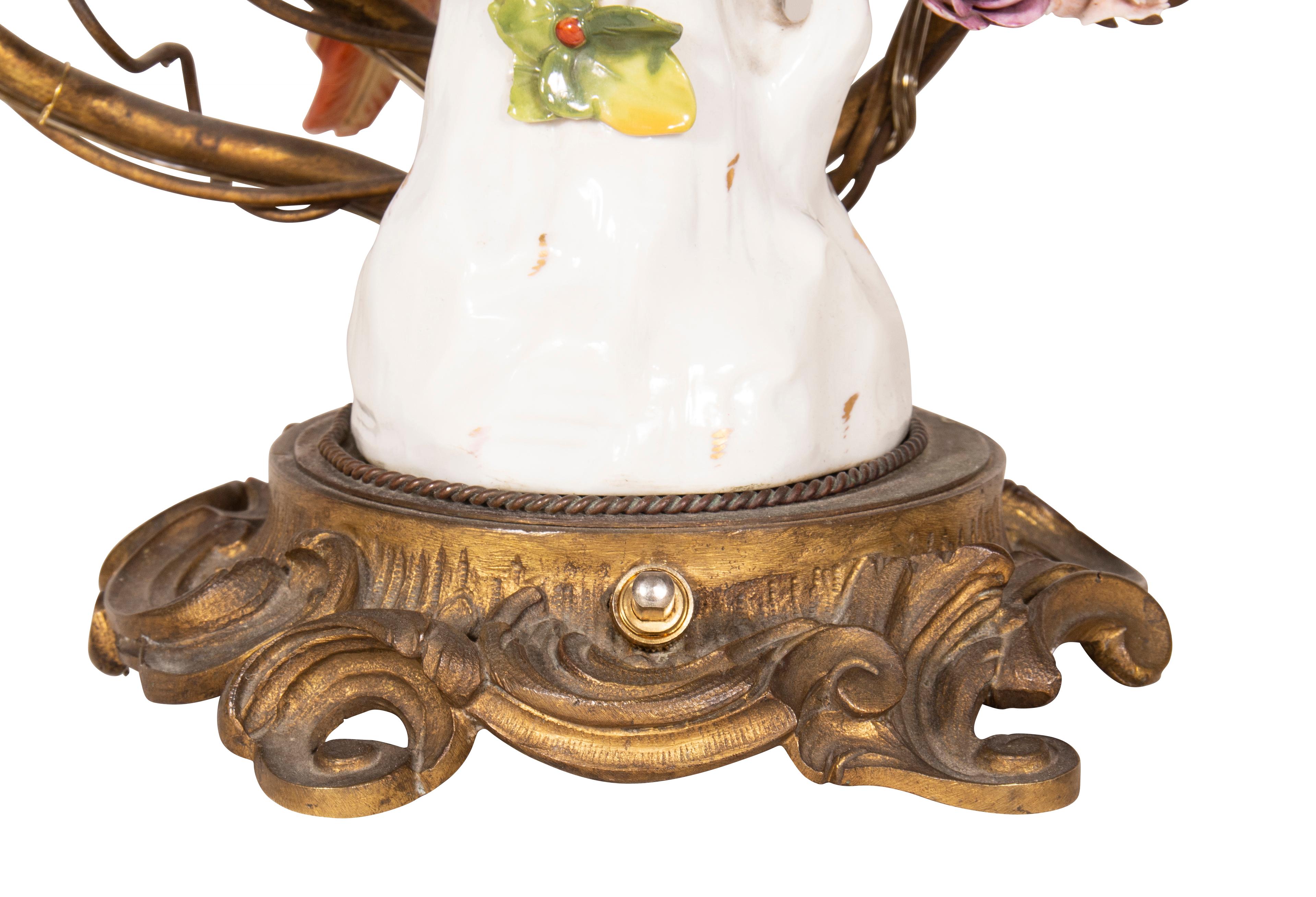 Paire de candélabres de style Louis XV en porcelaine et bronze en vente 1