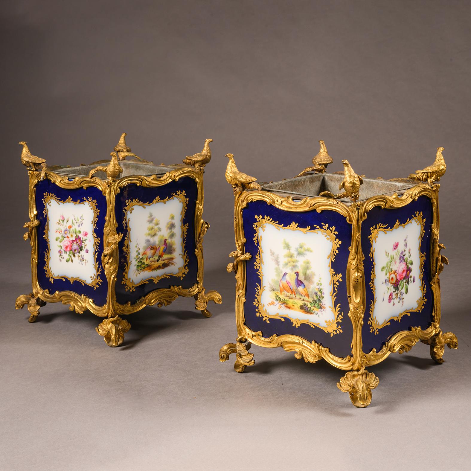 Luigi XV Pair of Louis XV Style Porcelain Jardinières, Circa 1840 in vendita