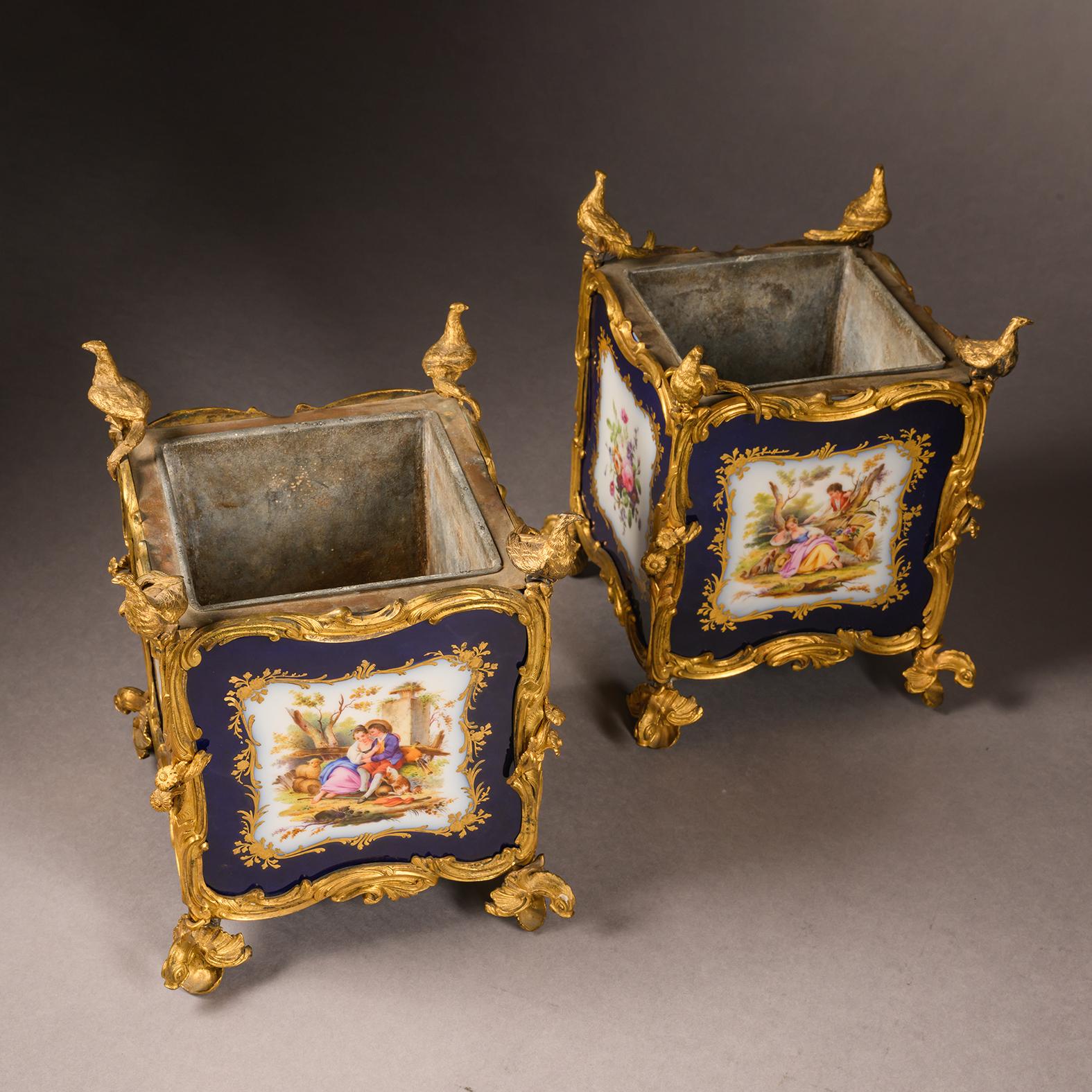 Inglese Pair of Louis XV Style Porcelain Jardinières, Circa 1840 in vendita