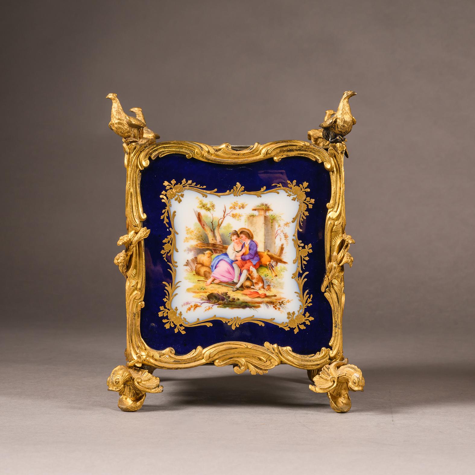 Pair of Louis XV Style Porcelain Jardinières, Circa 1840 In condizioni buone in vendita a Brighton, West Sussex
