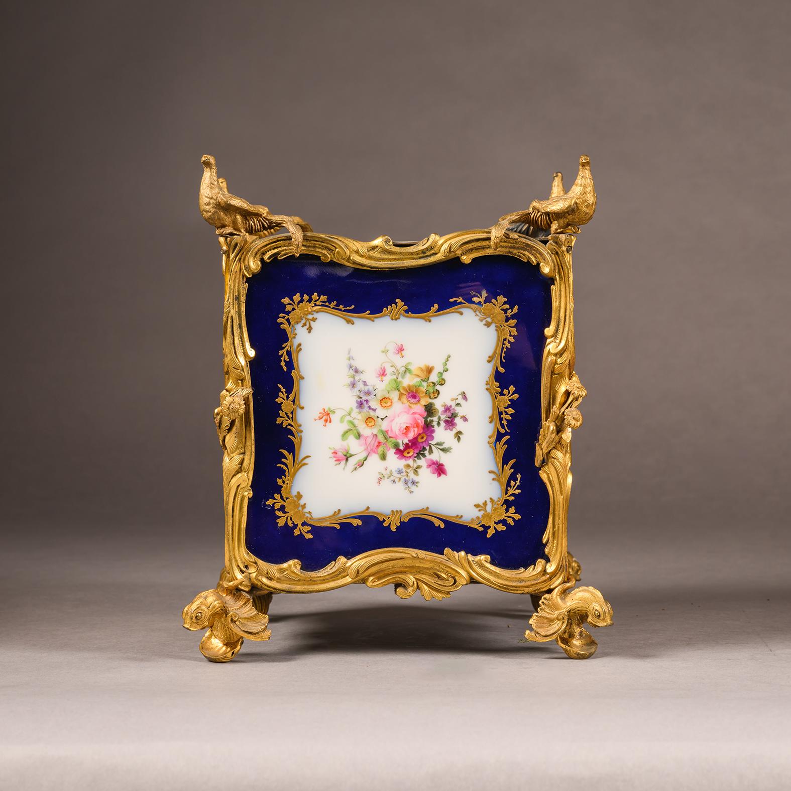 Pair of Louis XV Style Porcelain Jardinières, Circa 1840 in vendita 1