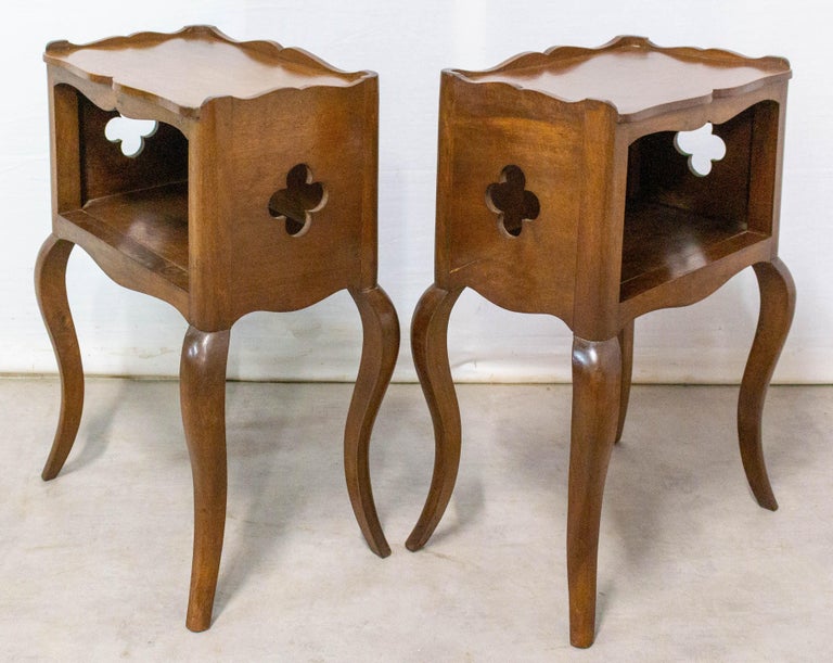 Pair of French side cabinets Louis XV style nightstands with clover details
Early 20th century
Walnut bedside tables

Good condition.

Shipping: 
1 pack: 60/104/35 cm 12.6 kg.