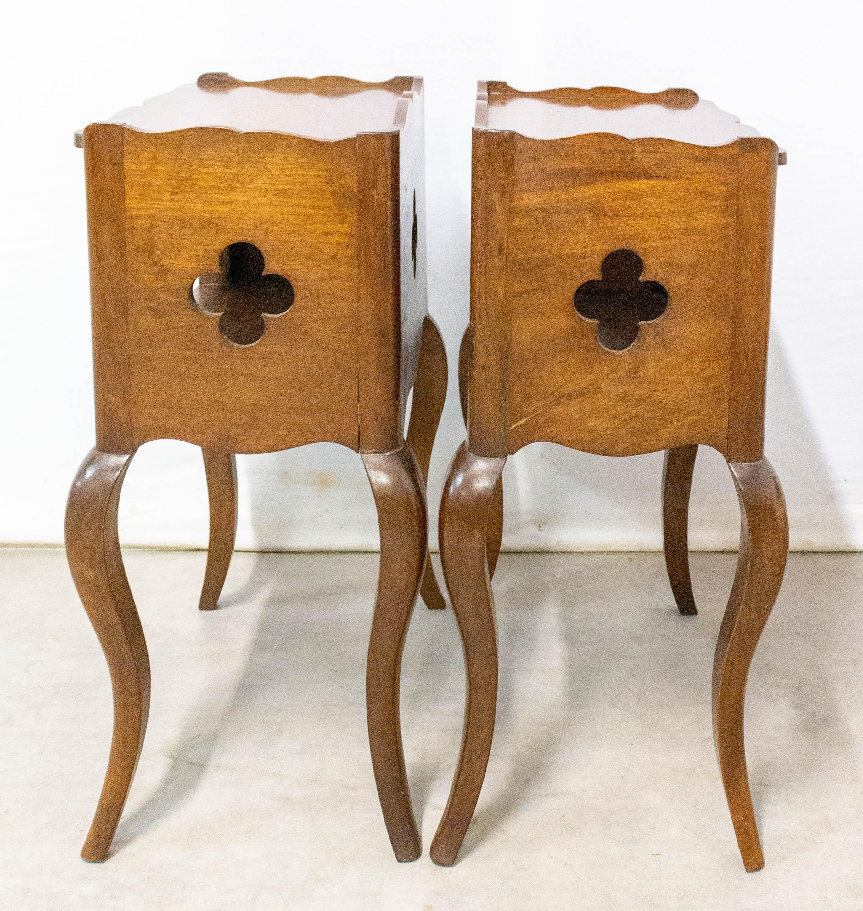 Pair of Louis XV Style Side Cabinets Clovers Nightstands French Bedside Tables In Good Condition In Labrit, Landes