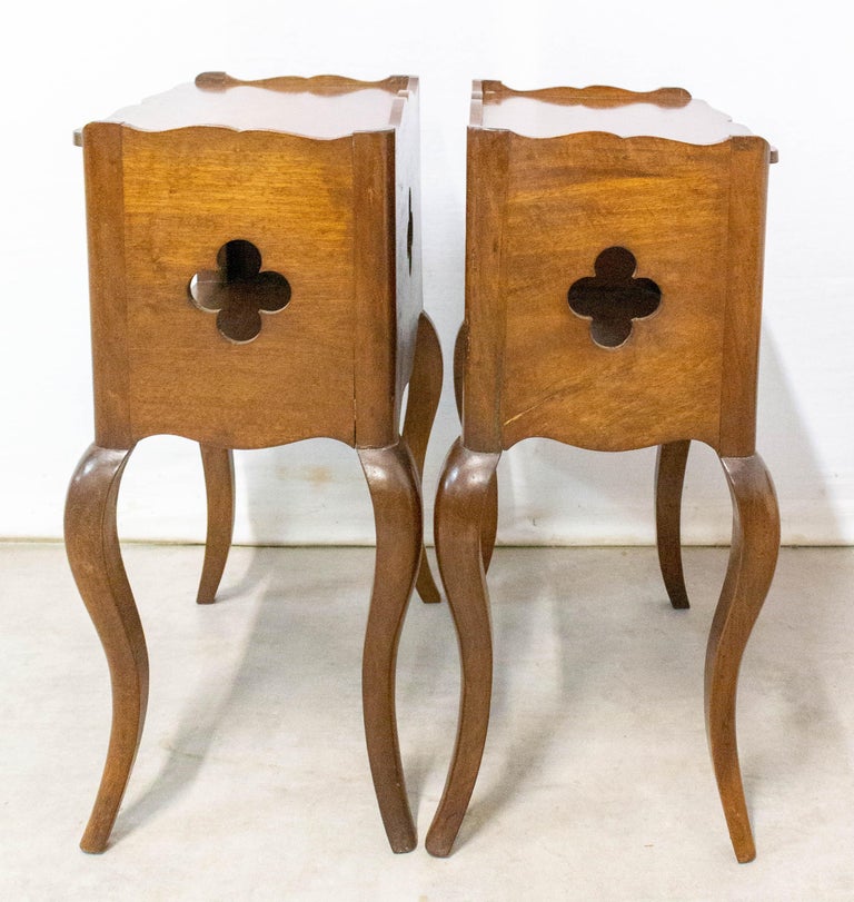 Pair of Louis XV Style Side Cabinets Clovers Nightstands French Bedside Tables In Good Condition For Sale In Labrit, Landes