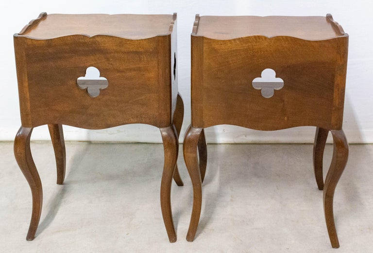 20th Century Pair of Louis XV Style Side Cabinets Clovers Nightstands French Bedside Tables For Sale