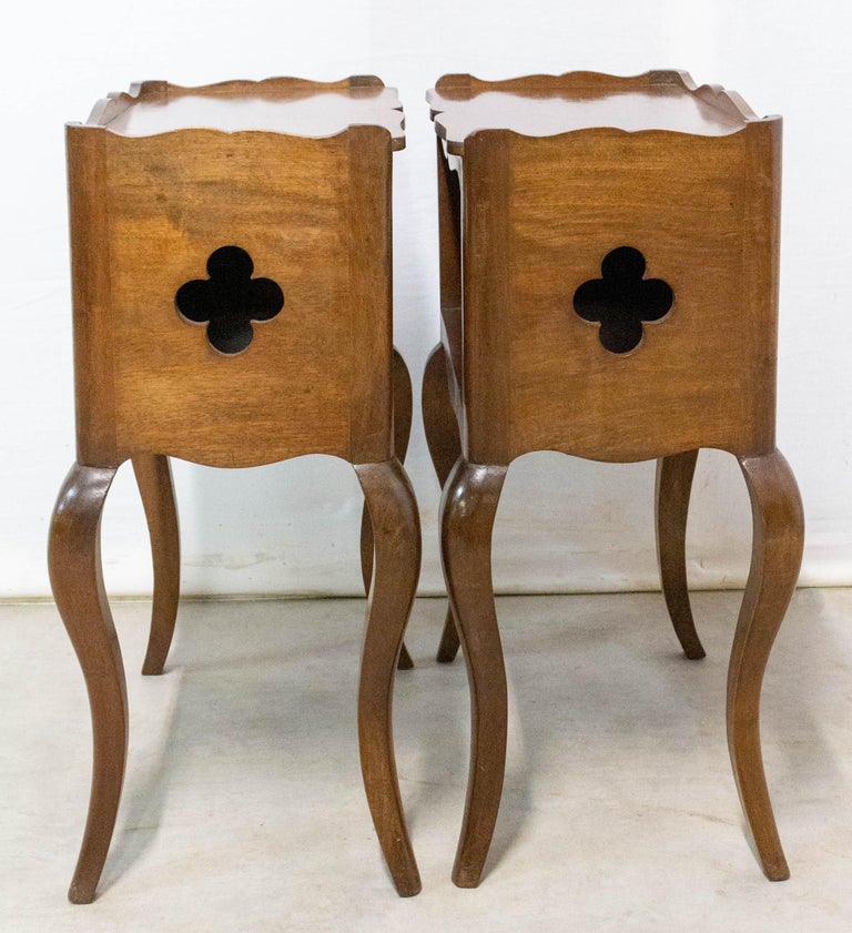 Walnut Pair of Louis XV Style Side Cabinets Clovers Nightstands French Bedside Tables For Sale