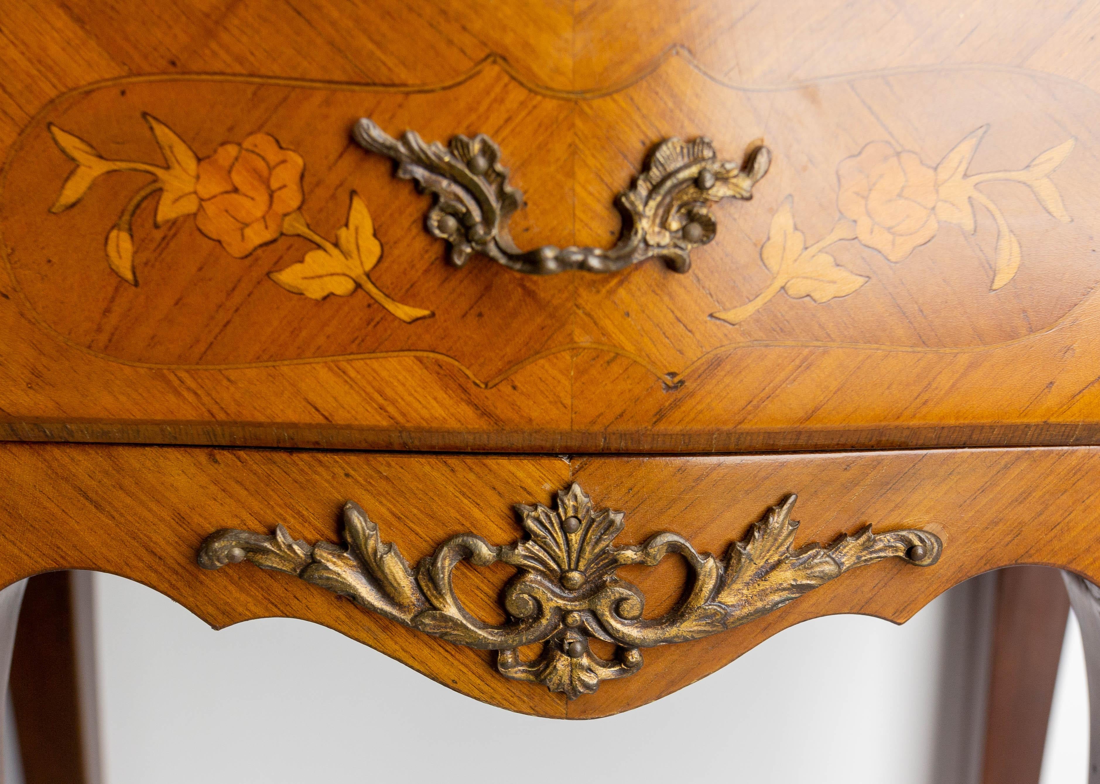 Marbre Paire d'armoires d'appoint de style Louis XV tables de chevet françaises avec plateau en marbre en vente
