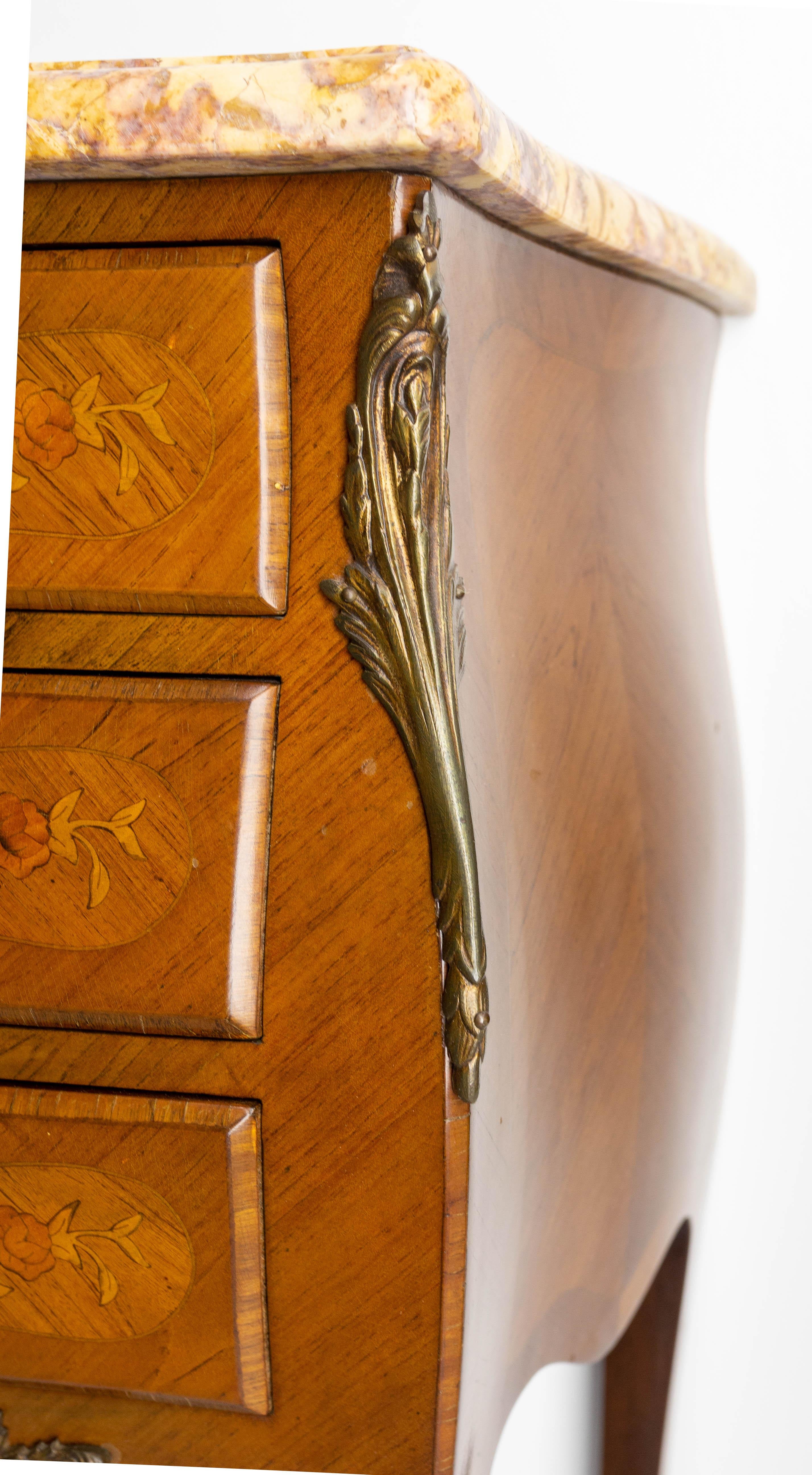 Paire d'armoires d'appoint de style Louis XV tables de chevet françaises avec plateau en marbre en vente 1