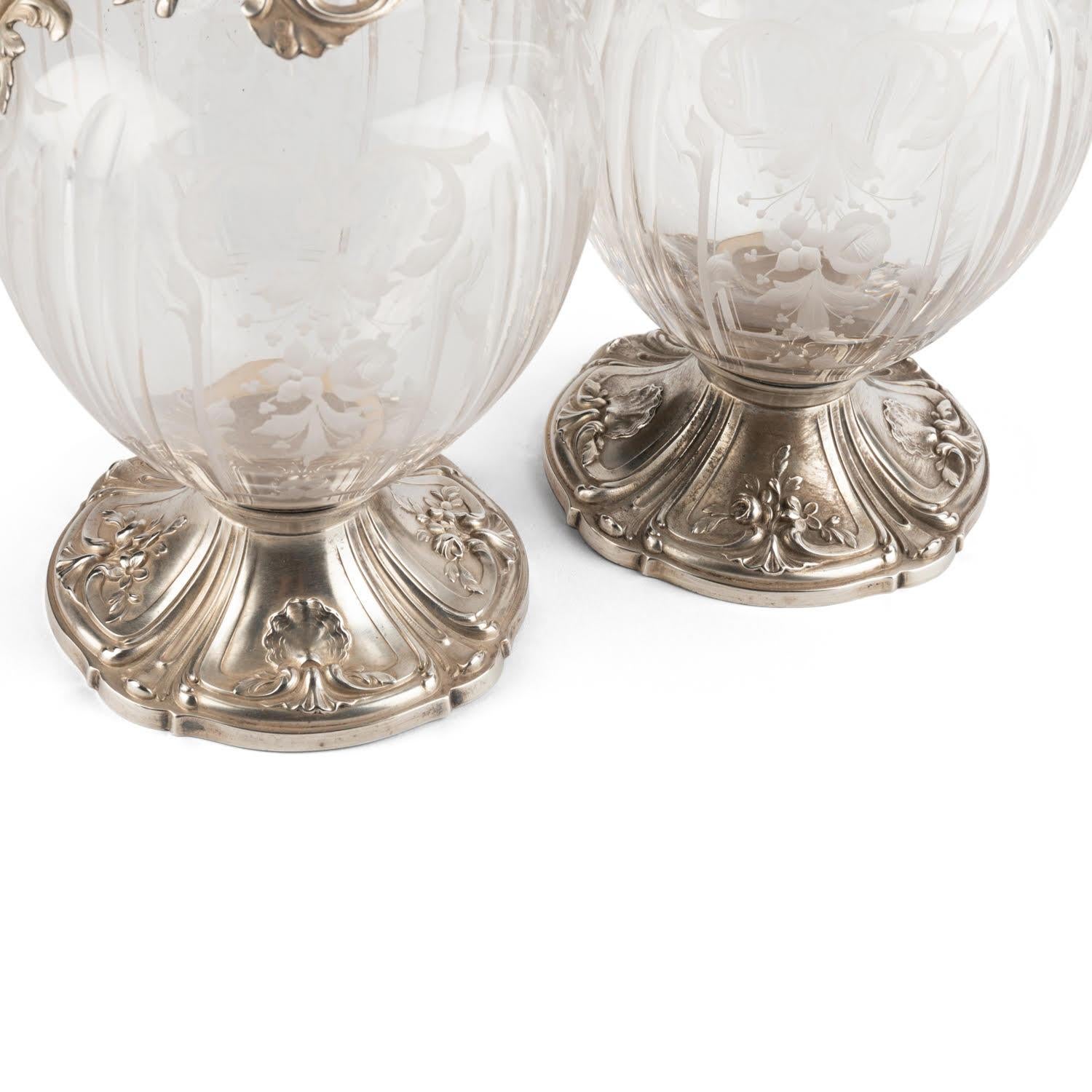 Paar Silber- und Kristall-Ewers im Louis-XV-Stil. (19. Jahrhundert) im Angebot