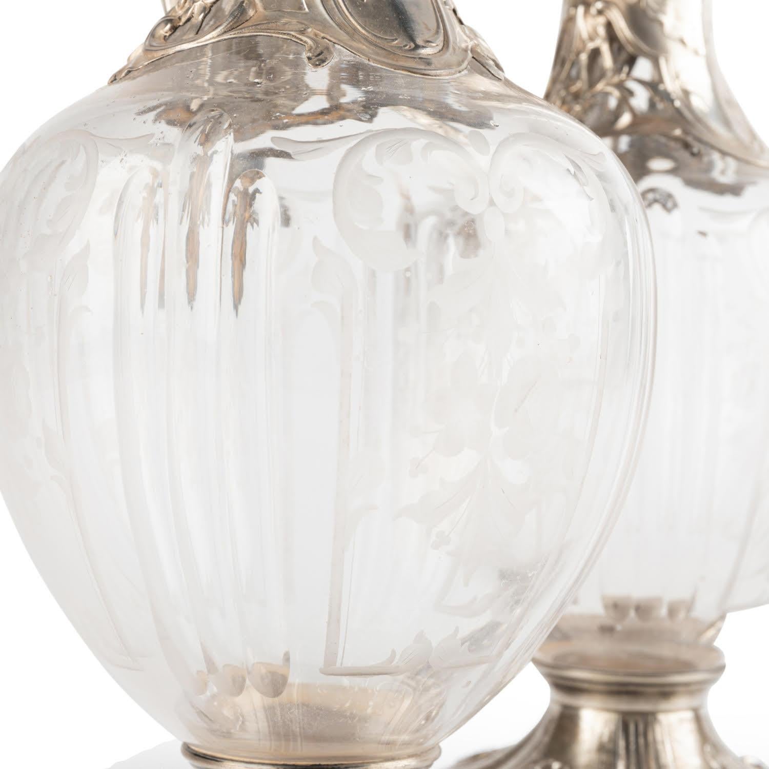 Paar Silber- und Kristall-Ewers im Louis-XV-Stil. im Angebot 1