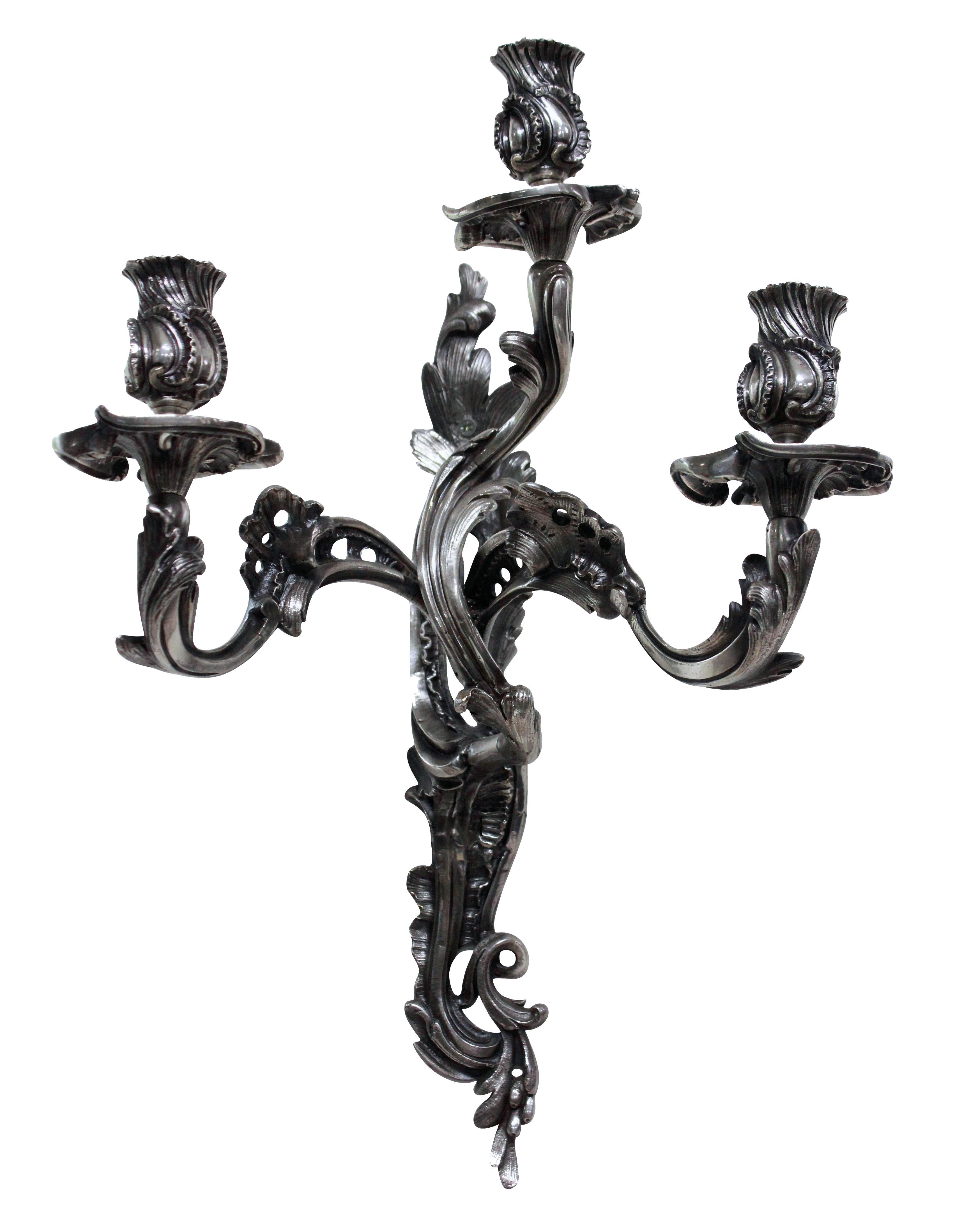 Coppia di appliques a tre bracci in stile Luigi XV francese della fine del XIX secolo, in bronzo argentato. Non ancora elettrificato.