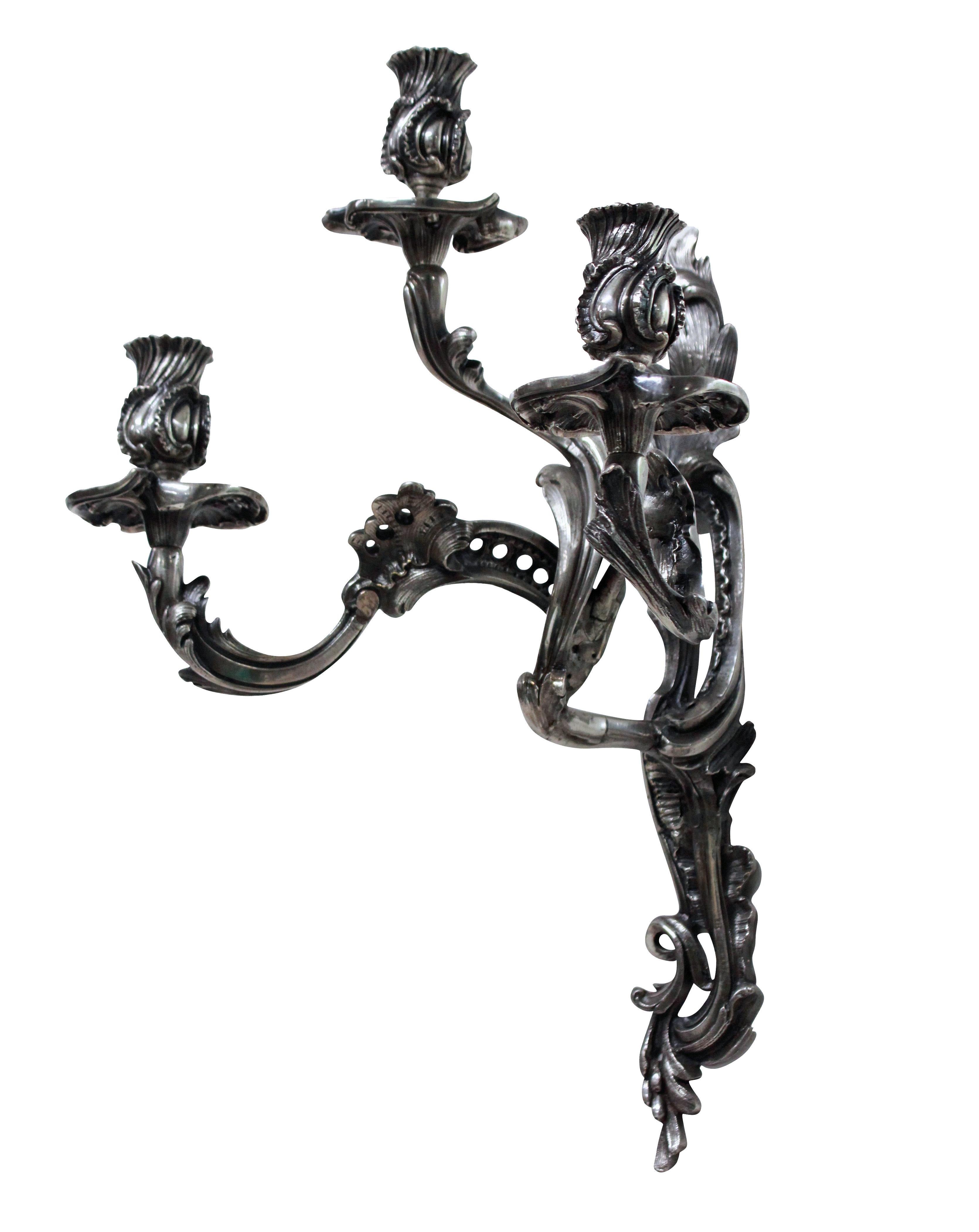 Francese Coppia di lampade da parete placcate in argento in stile Luigi XV in vendita