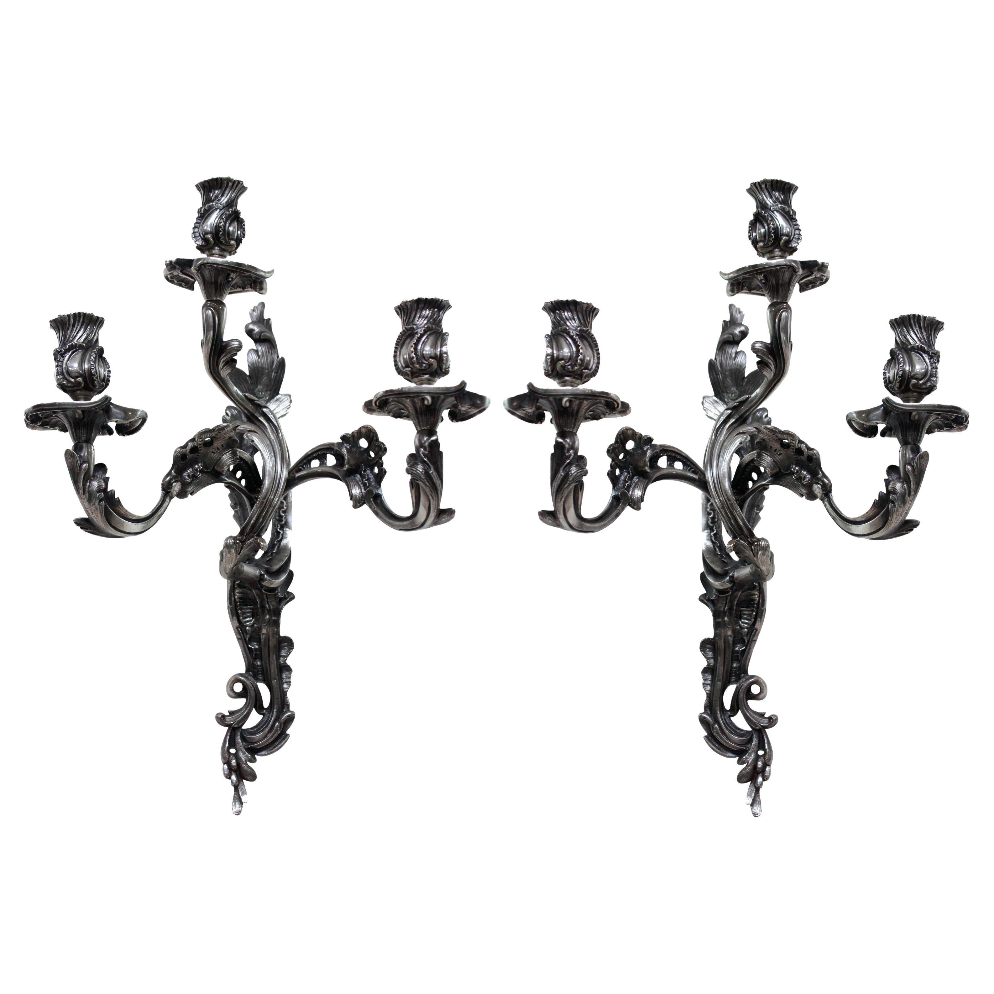 Coppia di lampade da parete placcate in argento in stile Luigi XV in vendita