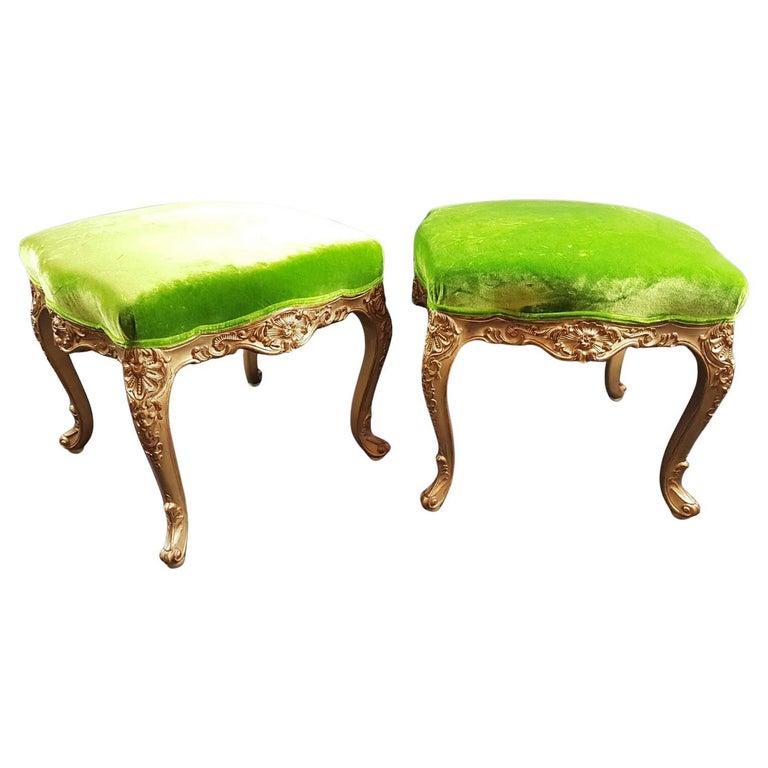 Coppia di sgabelli in stile Luigi XV in legno dorato, inizio XX secolo