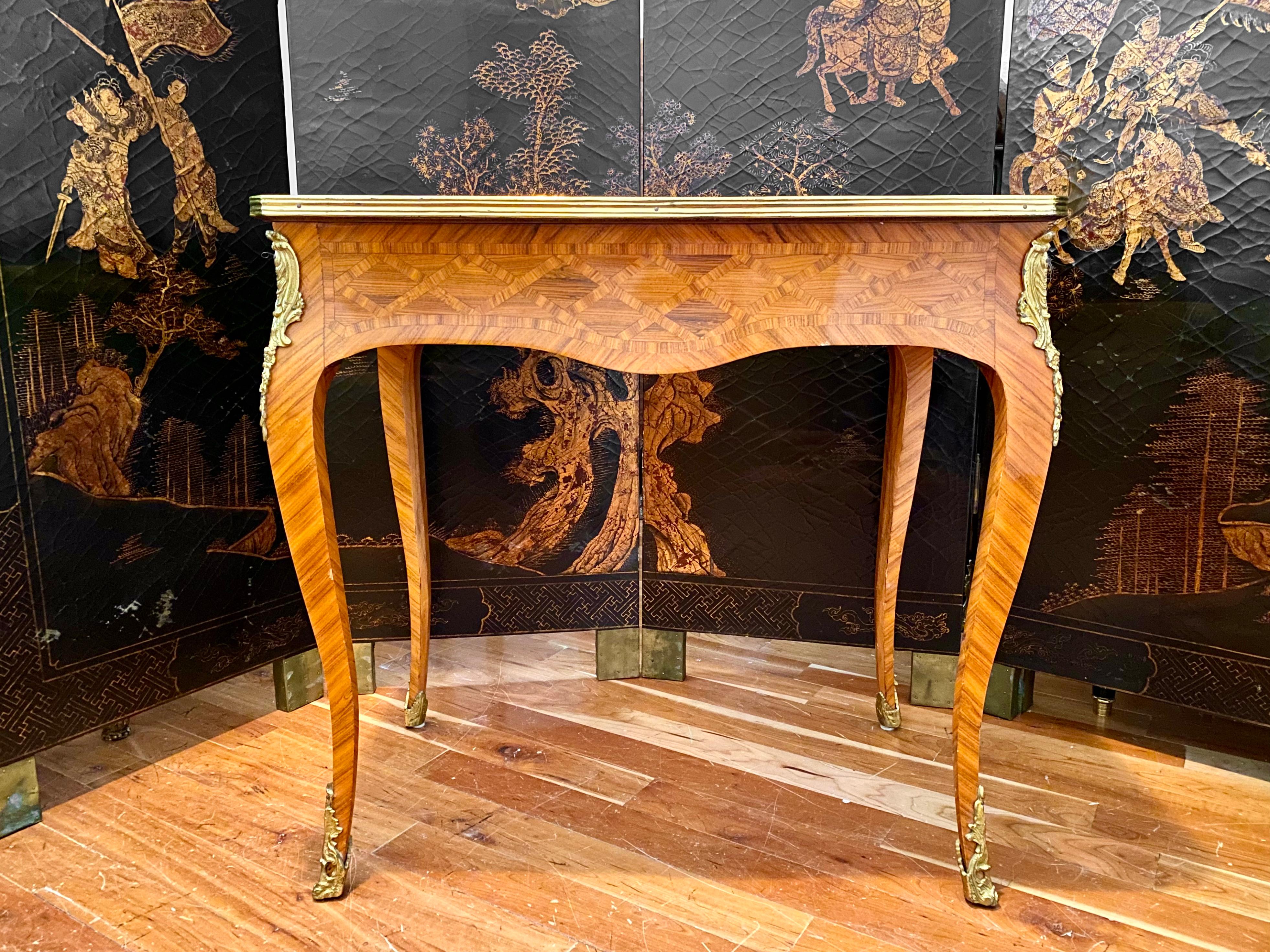 Français Paire de tables de style Louis XV en vente