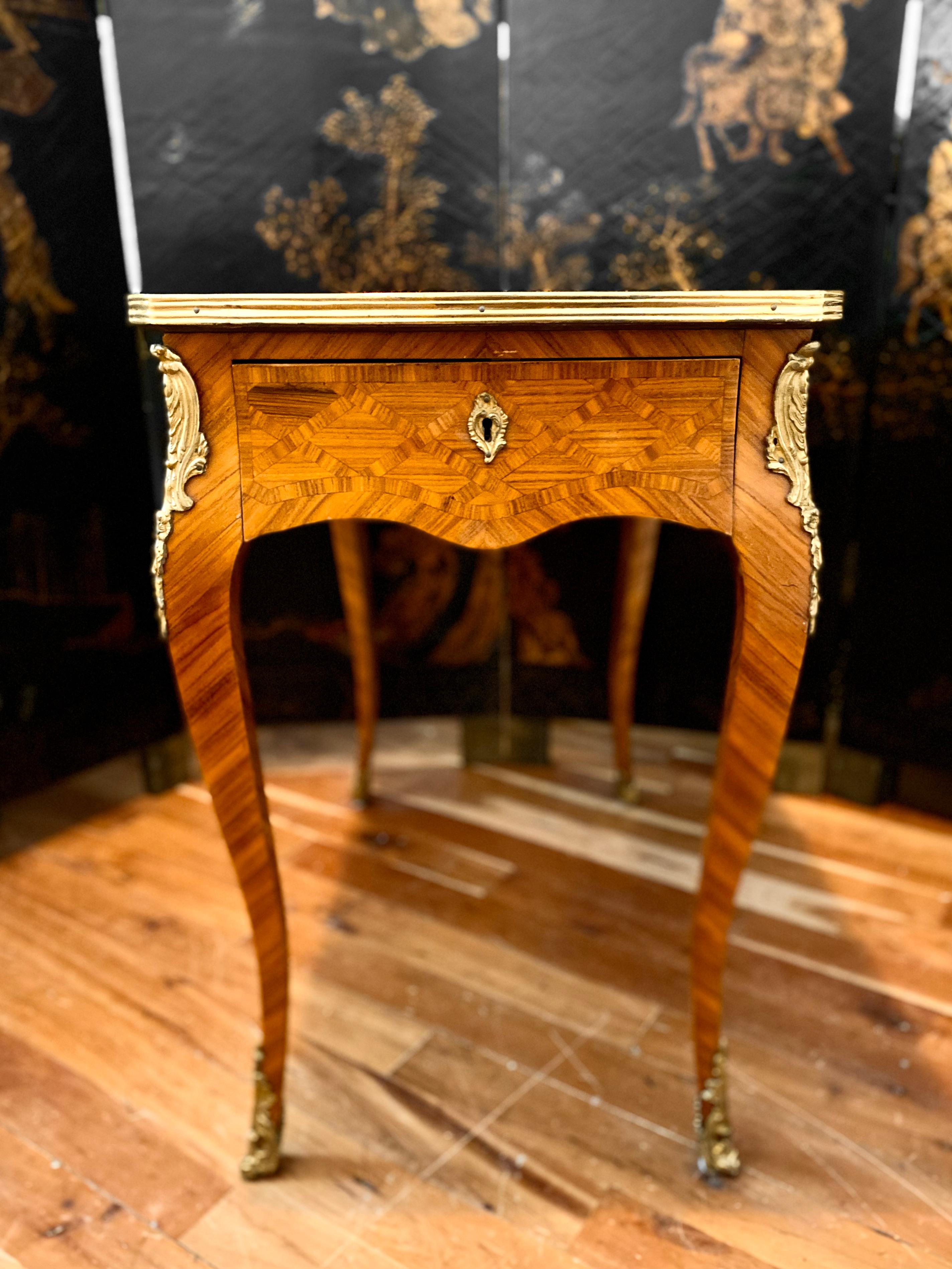 Doré Paire de tables de style Louis XV en vente