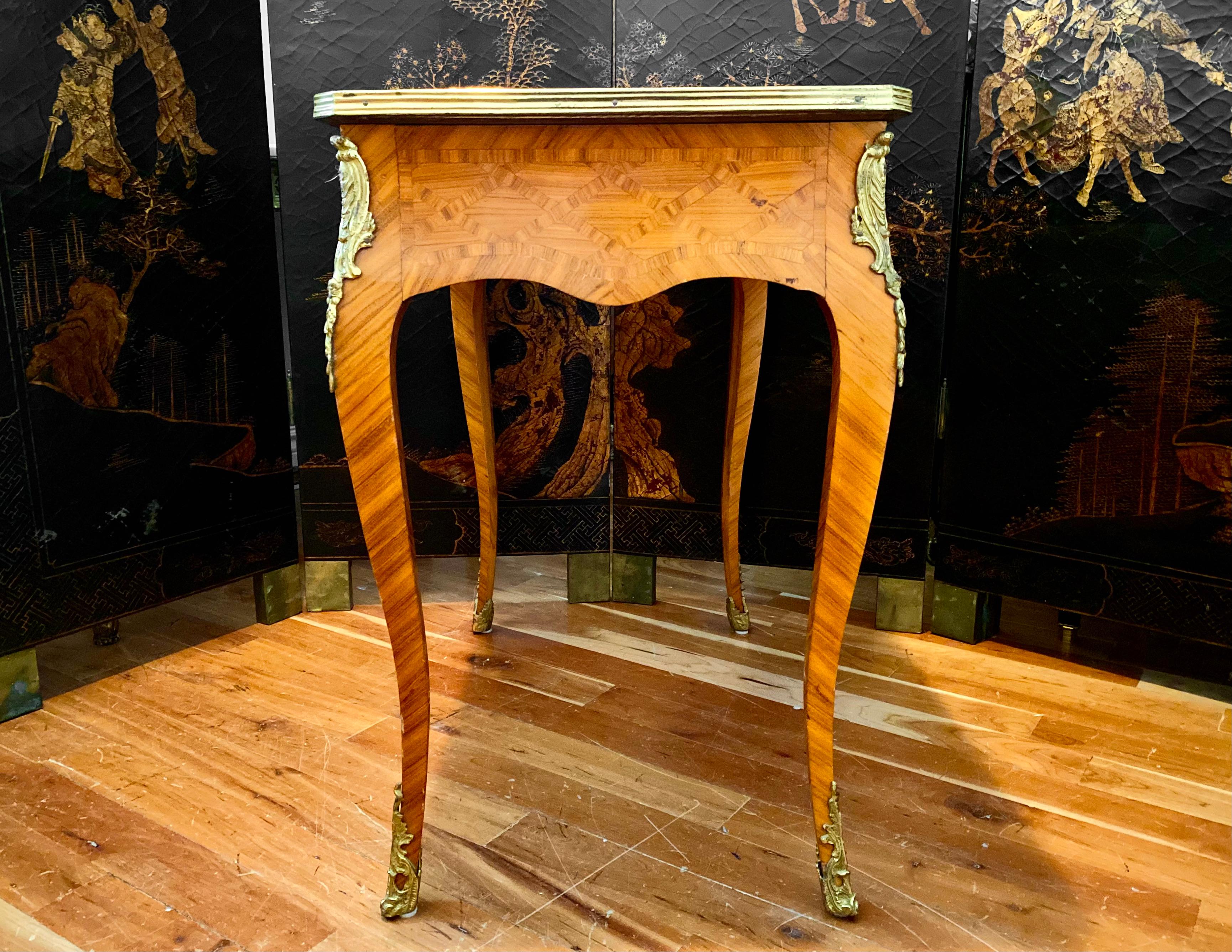 Paire de tables de style Louis XV Bon état - En vente à Montreal, Quebec