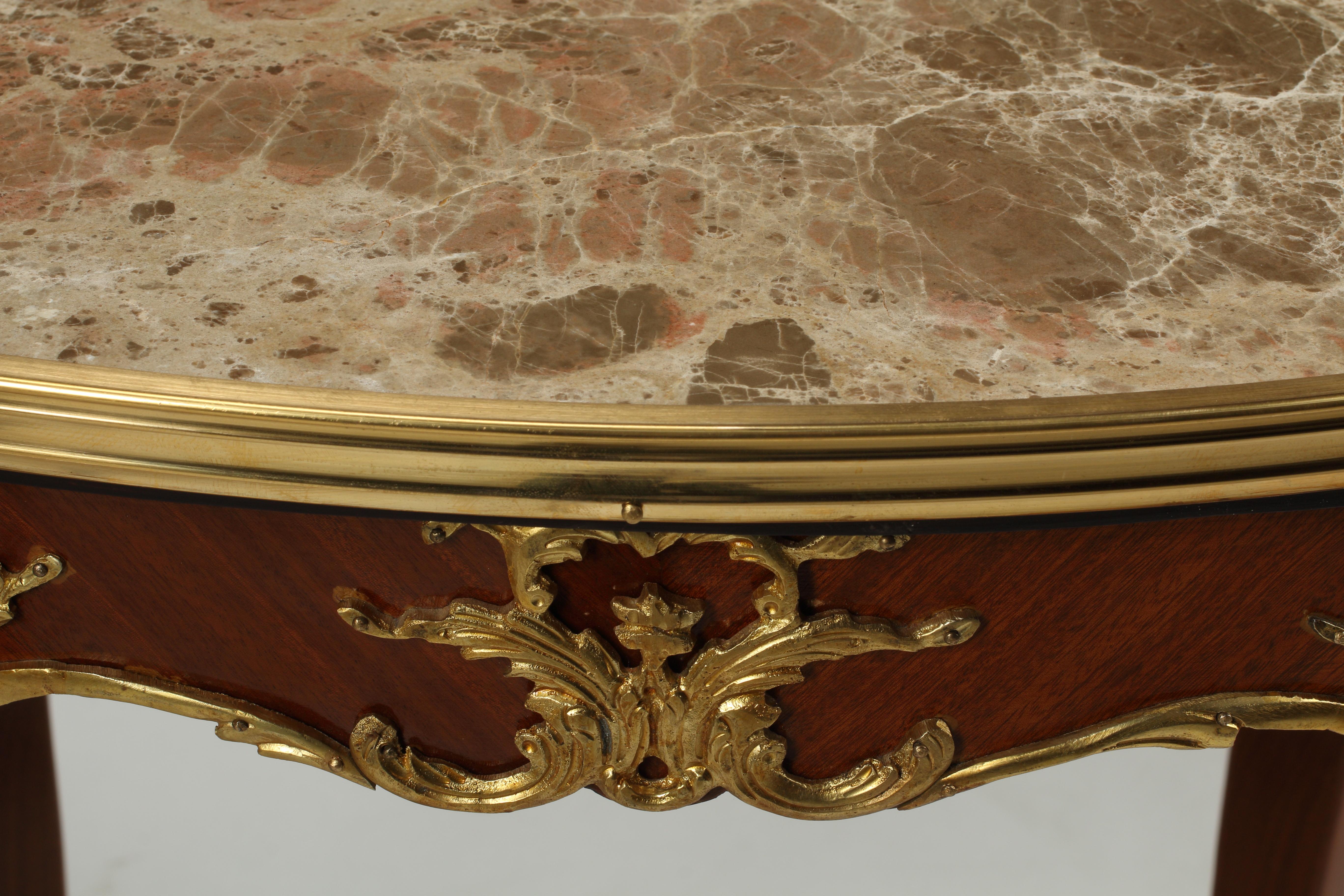 Bronze Paire de tables de style Louis XV avec plateau en marbre et montures en bronze en vente